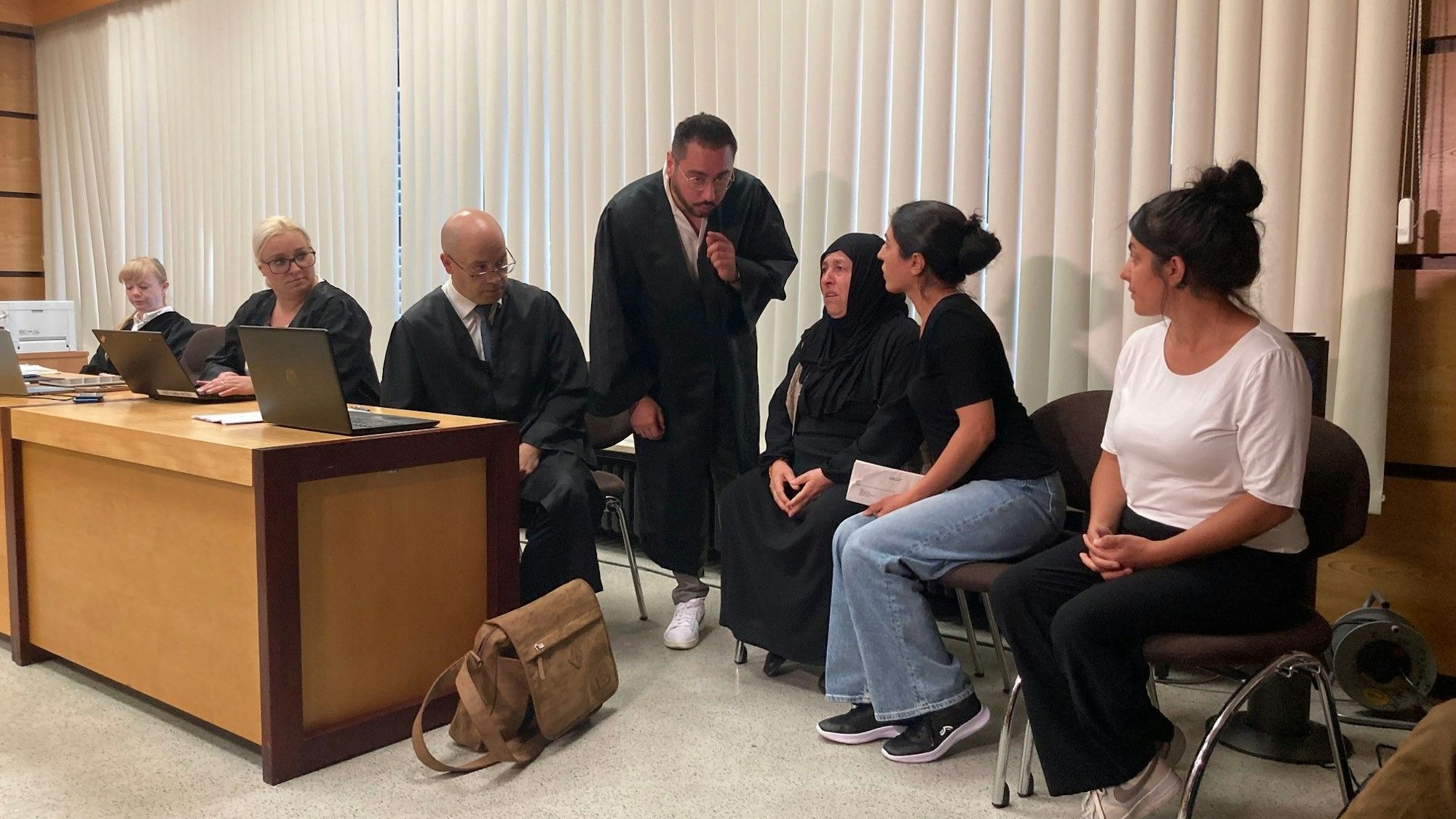 Das Bild zeigt mehrere Angehörige der Opfer im Gerichtssaal.