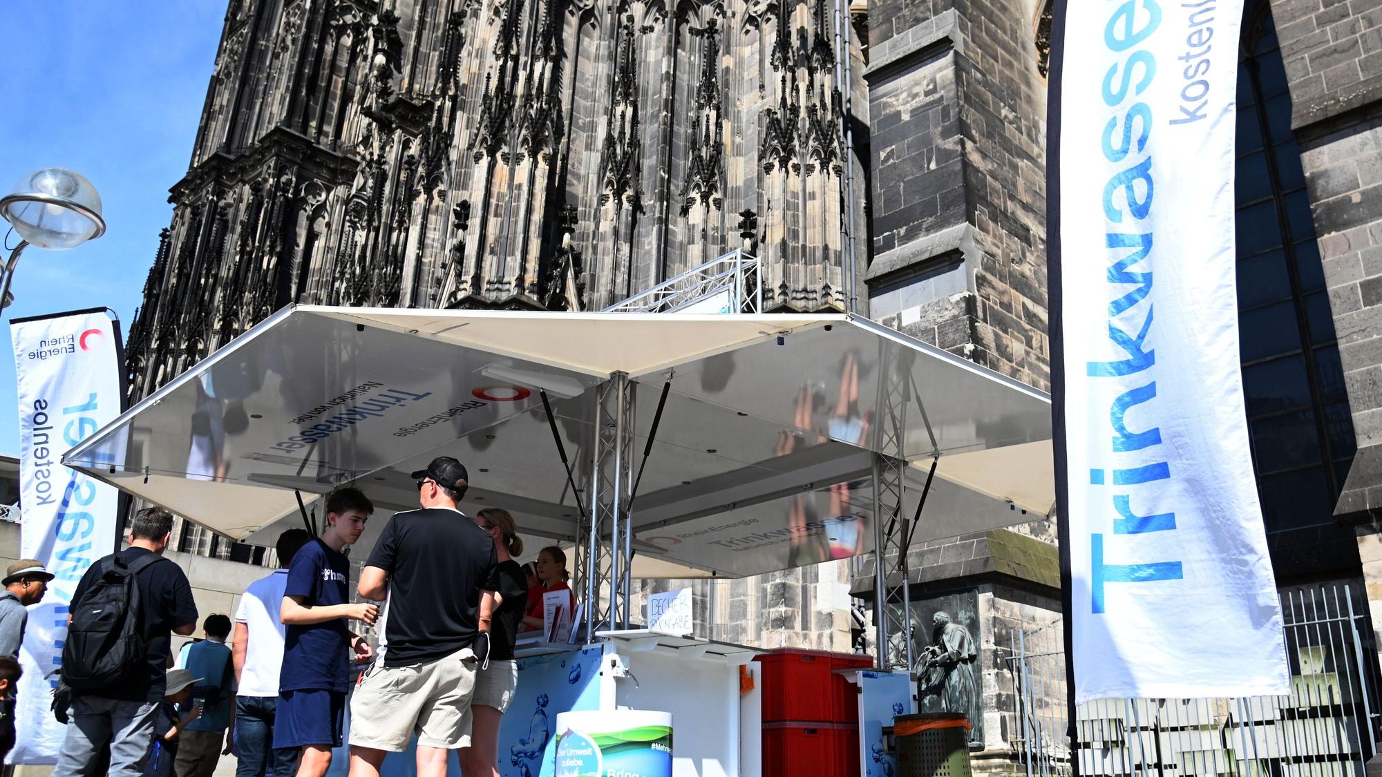 Im vergangenen Sommer 2024 versorgte die Rheinenergie Bürger ebenfalls mit einer Trinkwassertheke vor dem Kölner Dom.