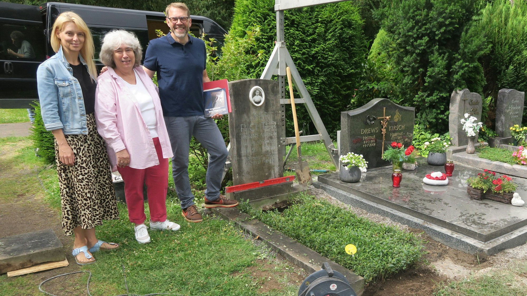 Jennifer Fey, seit März Vorsitzende des RTC DSD, Renate Franz und Michael Hokkeler (v. l.) am Grab auf dem Melatenfriedhof.