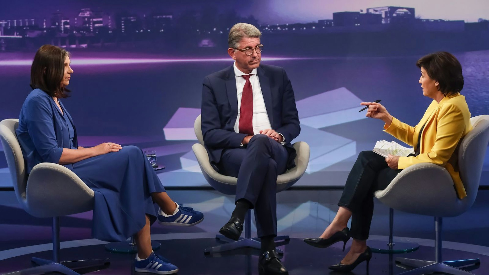 Kulturstaatsminister Wolfram Weimer und die Grünen-Politikerin Katrin Göring-Eckardt trafen bei „maischberger“ aufeinander. (Bild: WDR/Oliver Ziebe)