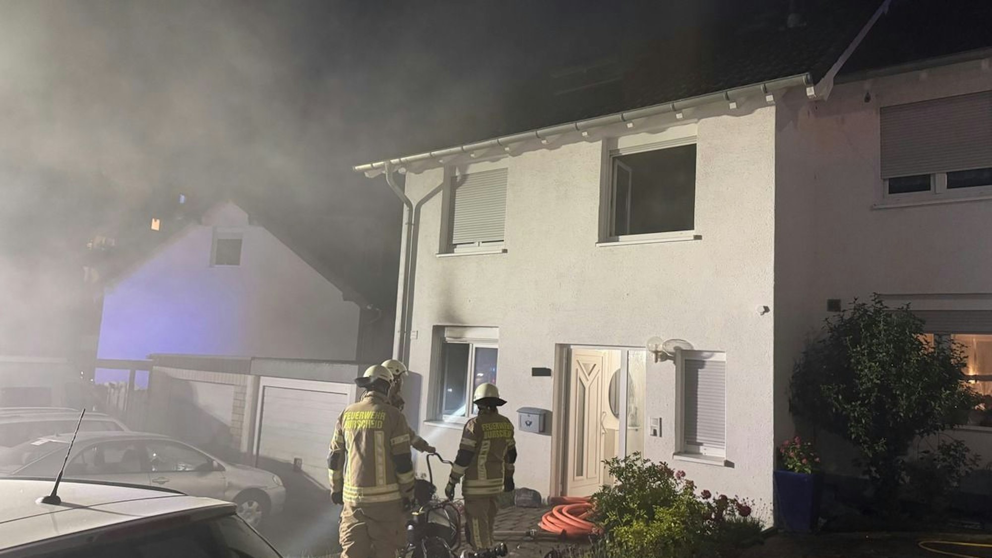 Feuerwehreinsatz bei Gebäudebrand in der Burbachstraße in Burscheid.