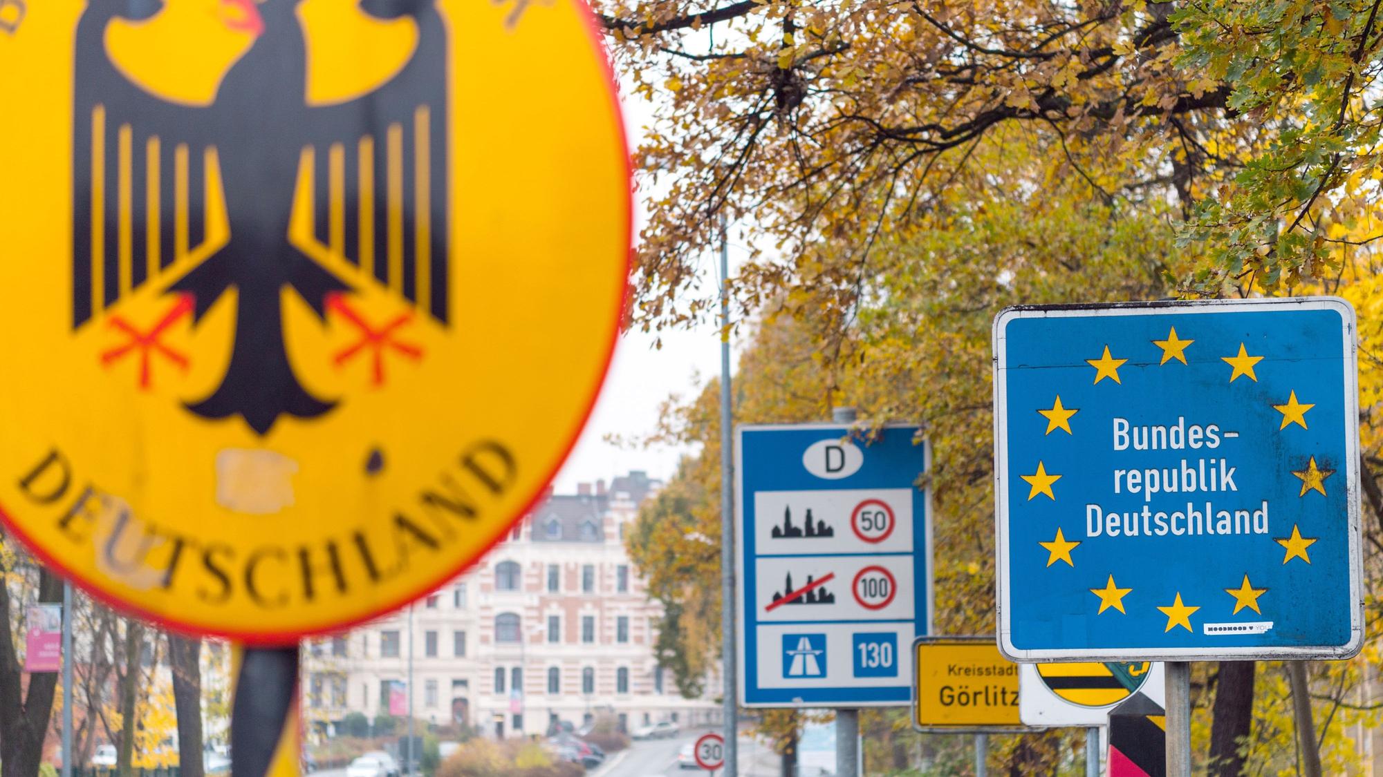 ARCHIV - 07.11.2017, Sachsen, Görlitz: Deutsch-polnische Grenze in Görlitz (Archiv). Aus Polen und Tschechien pendeln viele Arbeitnehmerinnen und Arbeitnehmer nach Sachsen. (zu dpa: «Polen: Ab Montag Kontrollen an Grenze zu Deutschland») Foto: Monika Skolimowska/dpa +++ dpa-Bildfunk +++