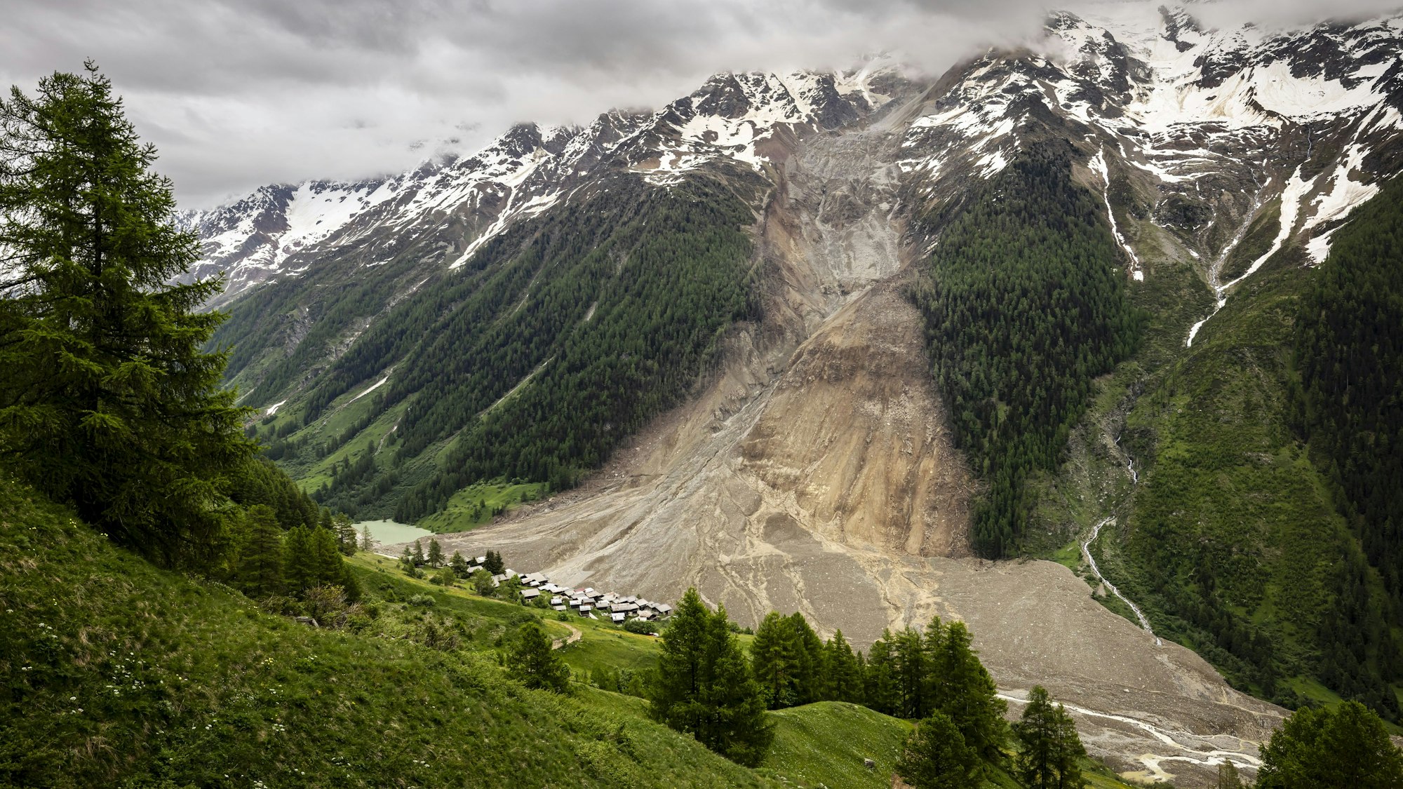 Der Weiler Wyssried (M) ist oberhalb einer gewaltigen Lawine zu sehen, die durch den Abbruch des Birchgletschers ausgelöst wurde und das Dorf Blatten im Talboden verschüttete.