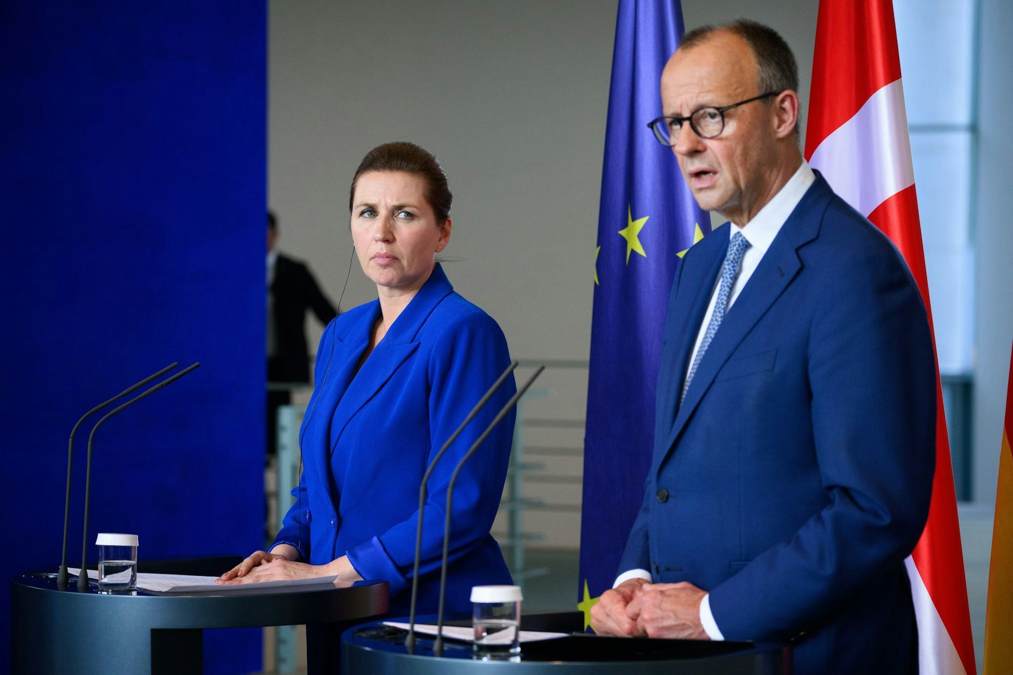 Dänemarks Ministerpräsidentin Mette Frederiksen, hier jüngst nach einem Gespräch mit Kanzler Merz. (Archivbild)