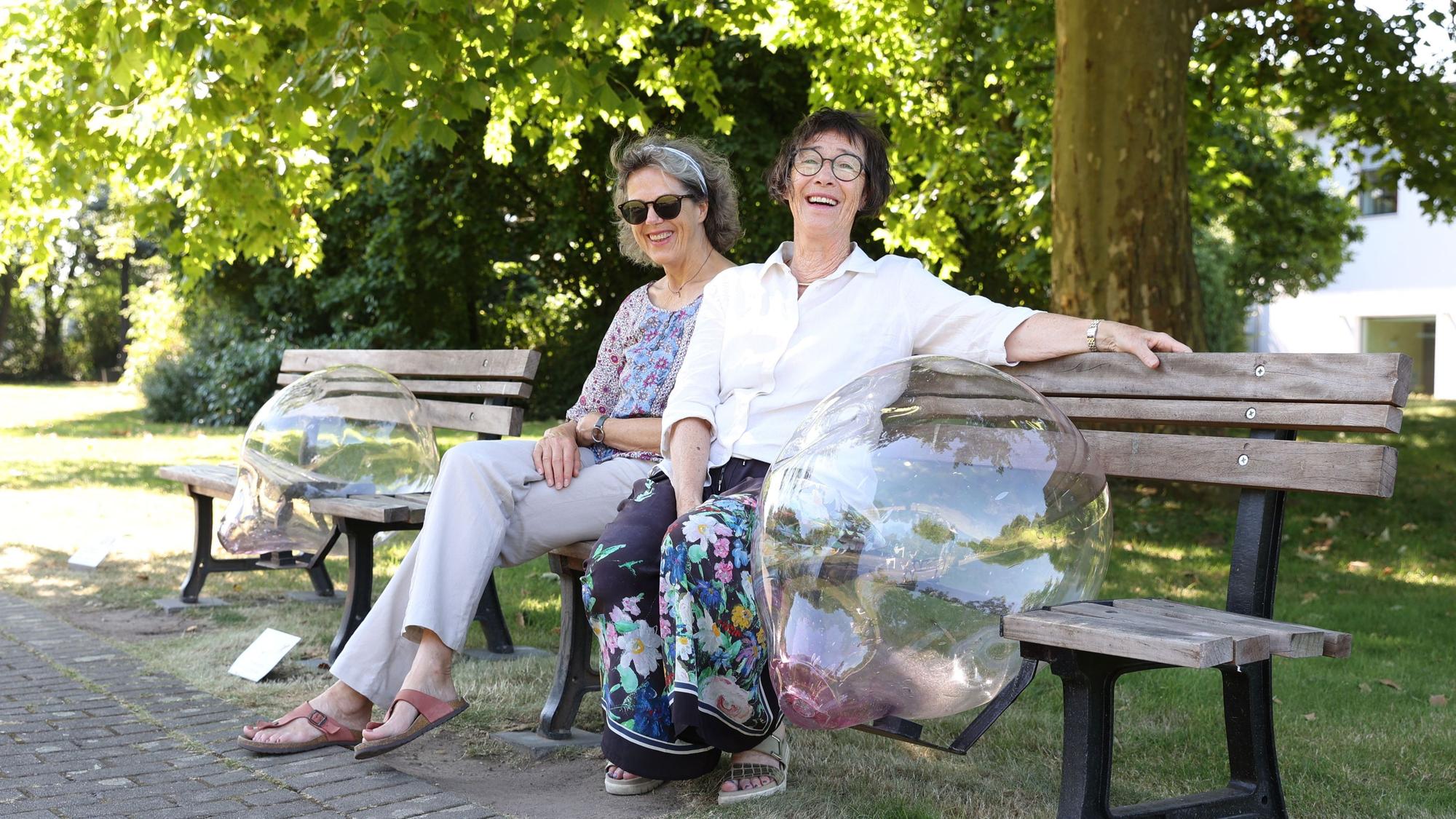 01.07.2025
Köln:
Reportage über kühle Orte in Köln. Am morgigen Mittwoch sollen die Temperaturen in Köln fast 40°C erreichen.
Skulpturenpark mit Ursula Hedtke und Renate Krüger
Foto: Martina Goyert
mgoyert@web.de