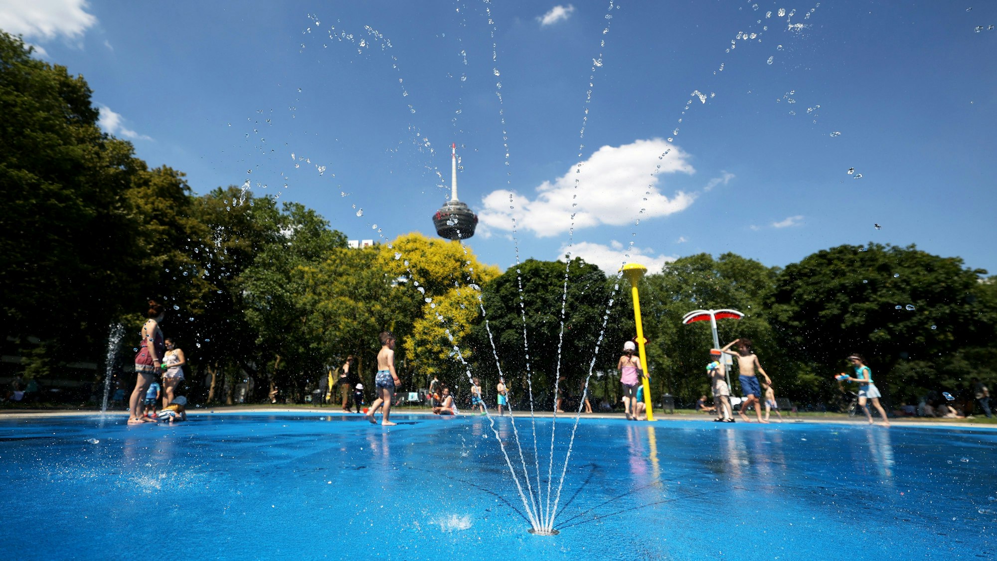 Der Wasserspielplatz im Grüngürtel an der Venloer Straße sprudelt auch 2025 wieder.