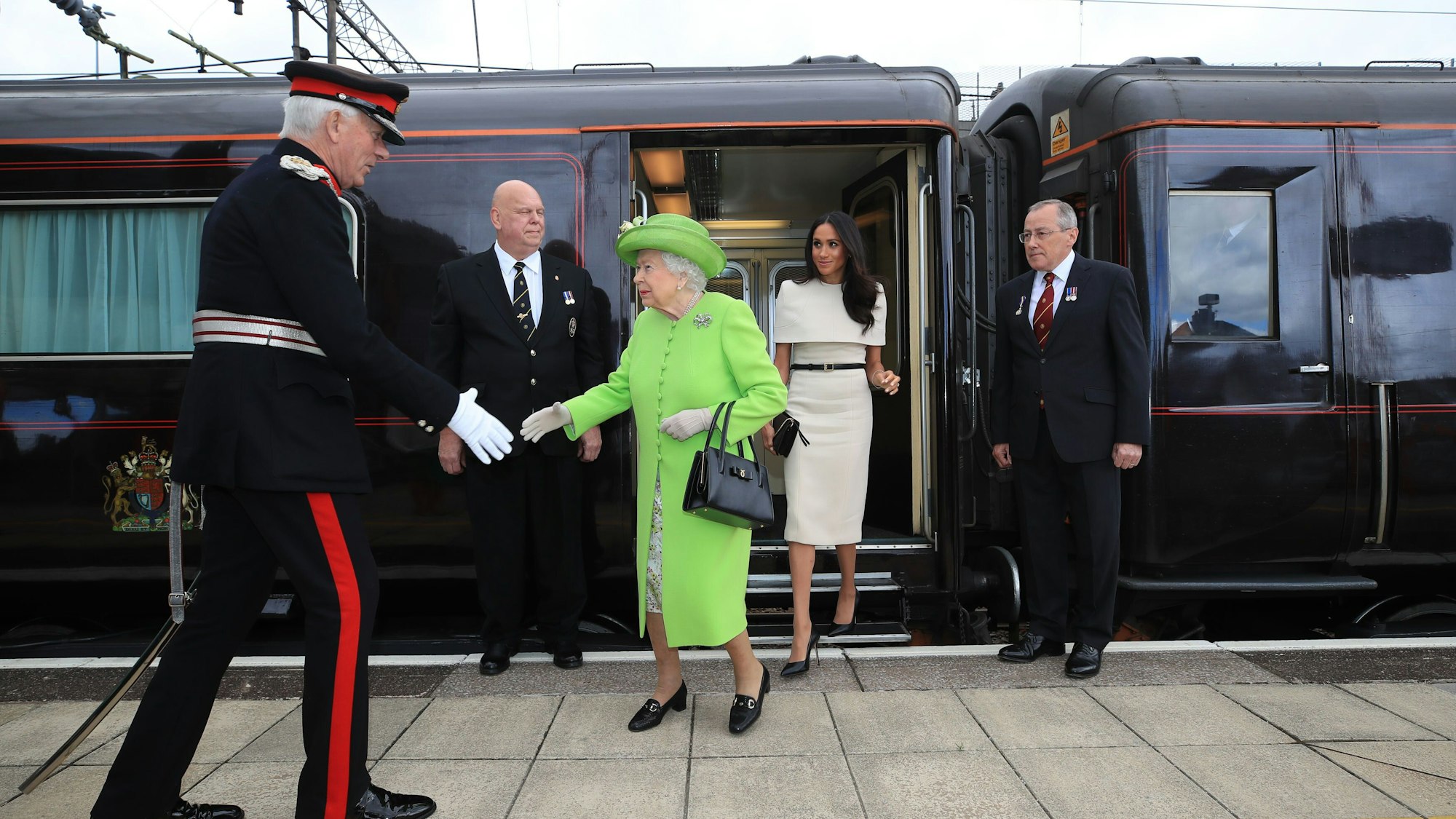 Queen Elizabeth II. und Herzogin Meghan treffen 2018 per Royal Train zur Brückeneinweihung in Runcorn ein.