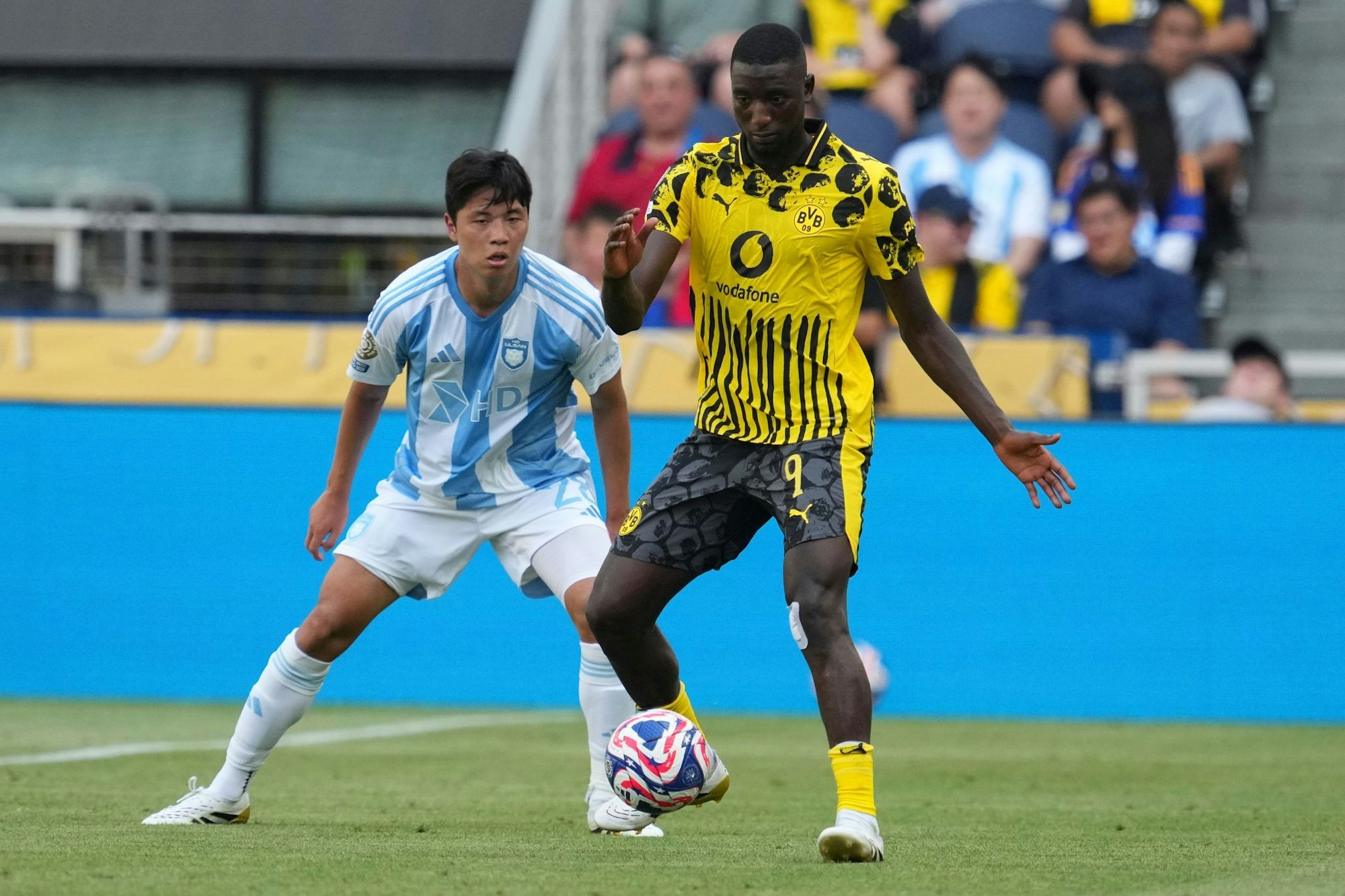 Serhou Guirassy (r) und seine BVB-Kollegen spielen weiter im Puma-Trikot.