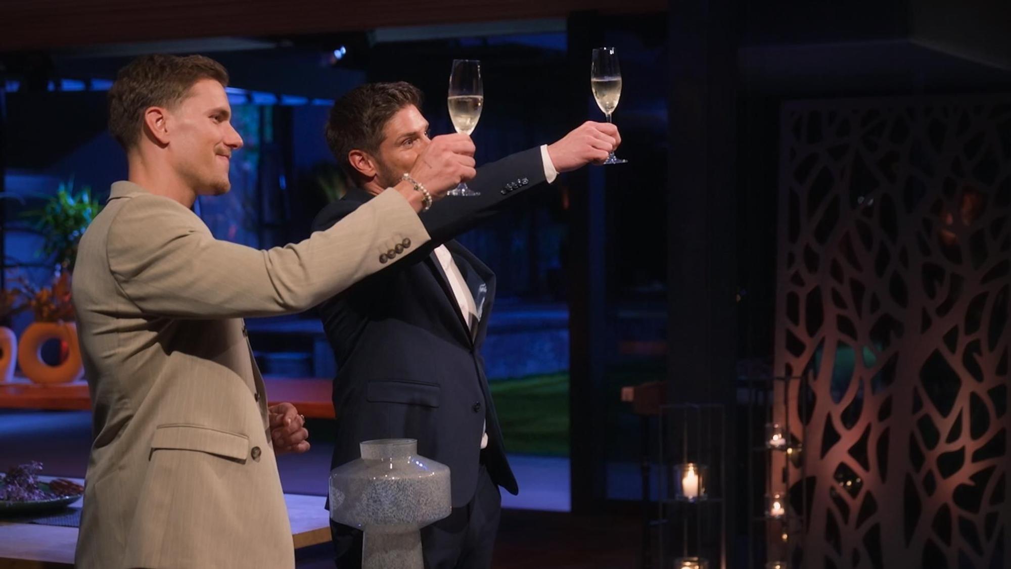 Die Bachelors Felix Stein (l.) und Martin Braun (r.) prosten mit Sektgläsern in Richtung der Frauen bei der Nacht der Rosen.