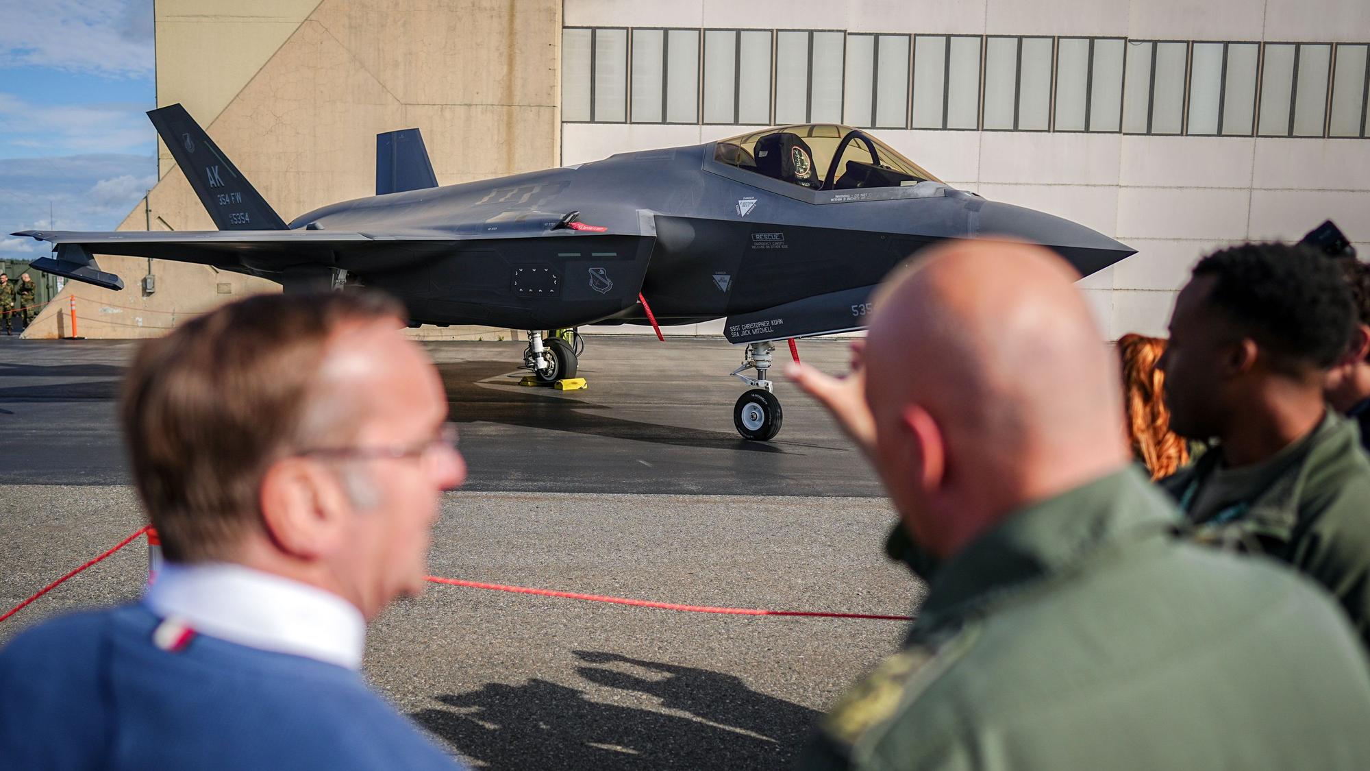 Boris Pistorius (SPD), Bundesminister der Verteidigung, und Ingo Gerhartz, Inspekteur der Luftwaffe, schauen sich bei der Nato-Übung «Arctic Defender 2024» auf der Eielson Air Force Base bei Fairbanks im US-Bundesstaat Alaska einen F-35 Kampfjet an. (zu dpa: «Verteidigungsministerium: Keine Fernabschaltung bei F-35») +++ dpa-Bildfunk +++