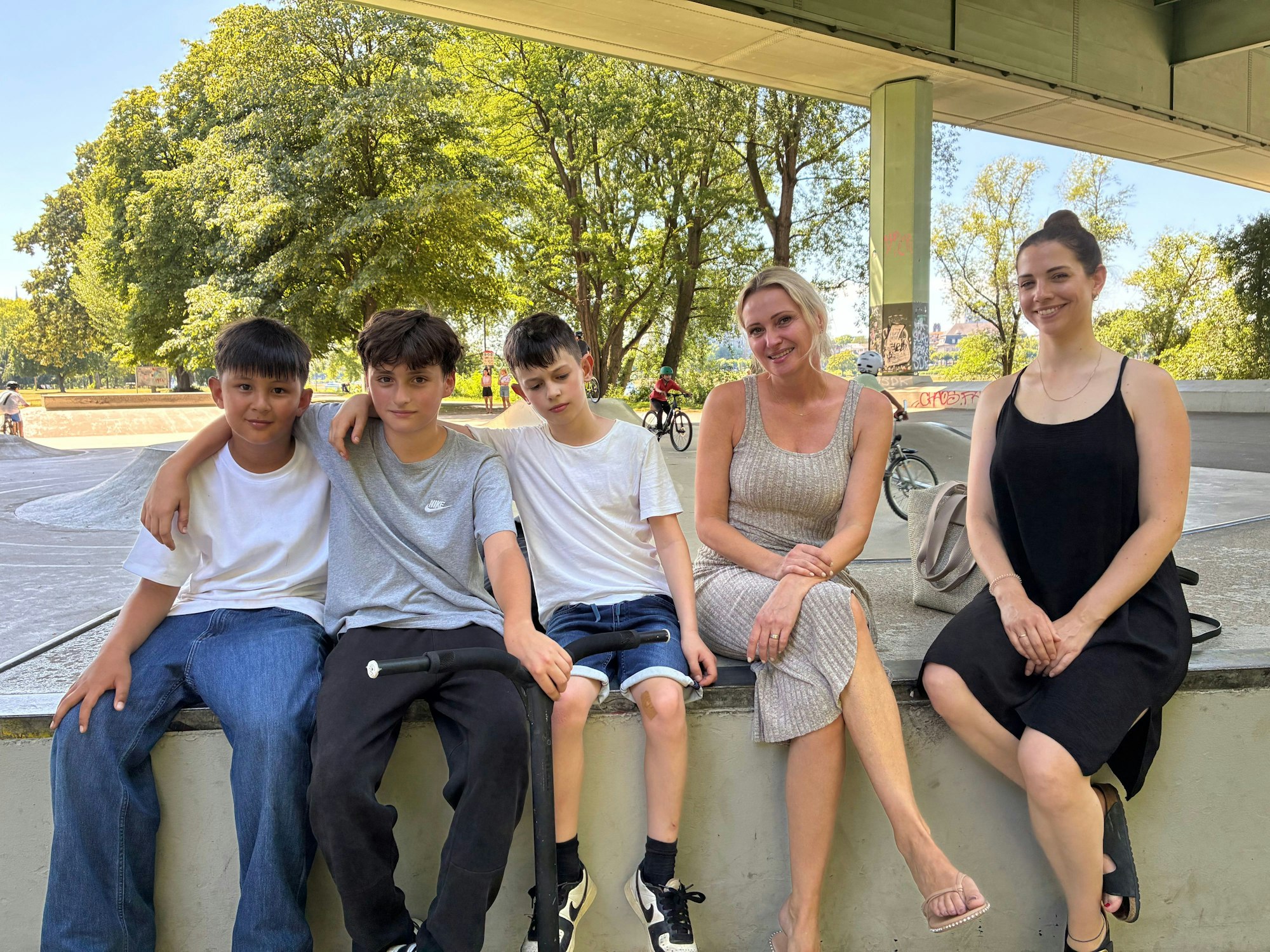 Hitzeflucht in den Skatepark. Leo, Damian und Liam mit ihren Müttern.