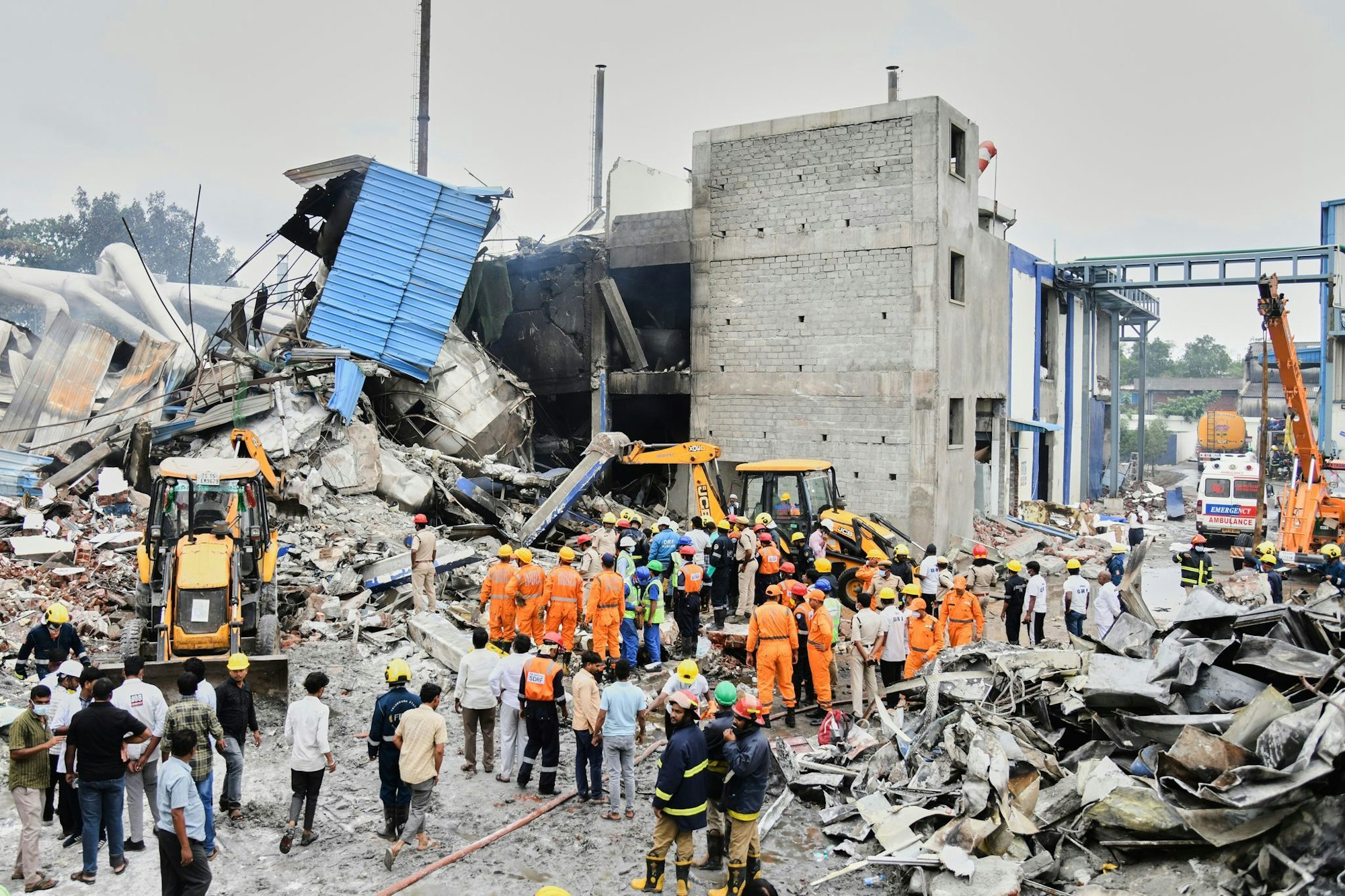Rettungskräfte suchen nach einer Explosion und einem Brand in einer Pharmafabrik in einem Industriegebiet in der Nähe von Hyderabad nach Überlebenden. (Foto Archiv)