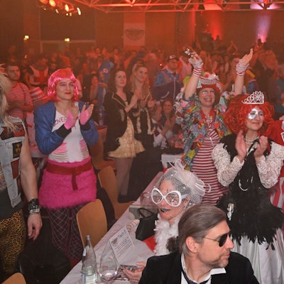 Das Foto zeigt eine Karnevalsfete im Bensberger Albertus-Magnus-Gymnasium