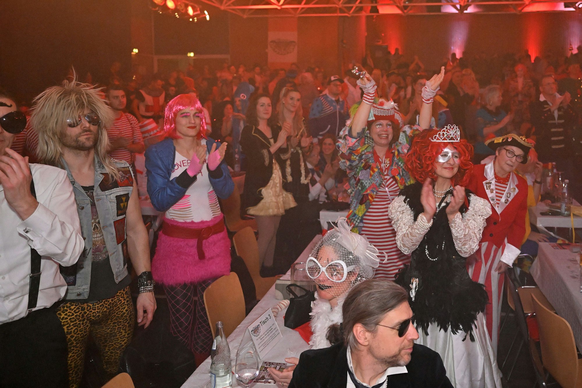 Das Foto zeigt eine Karnevalsfete im Bensberger Albertus-Magnus-Gymnasium