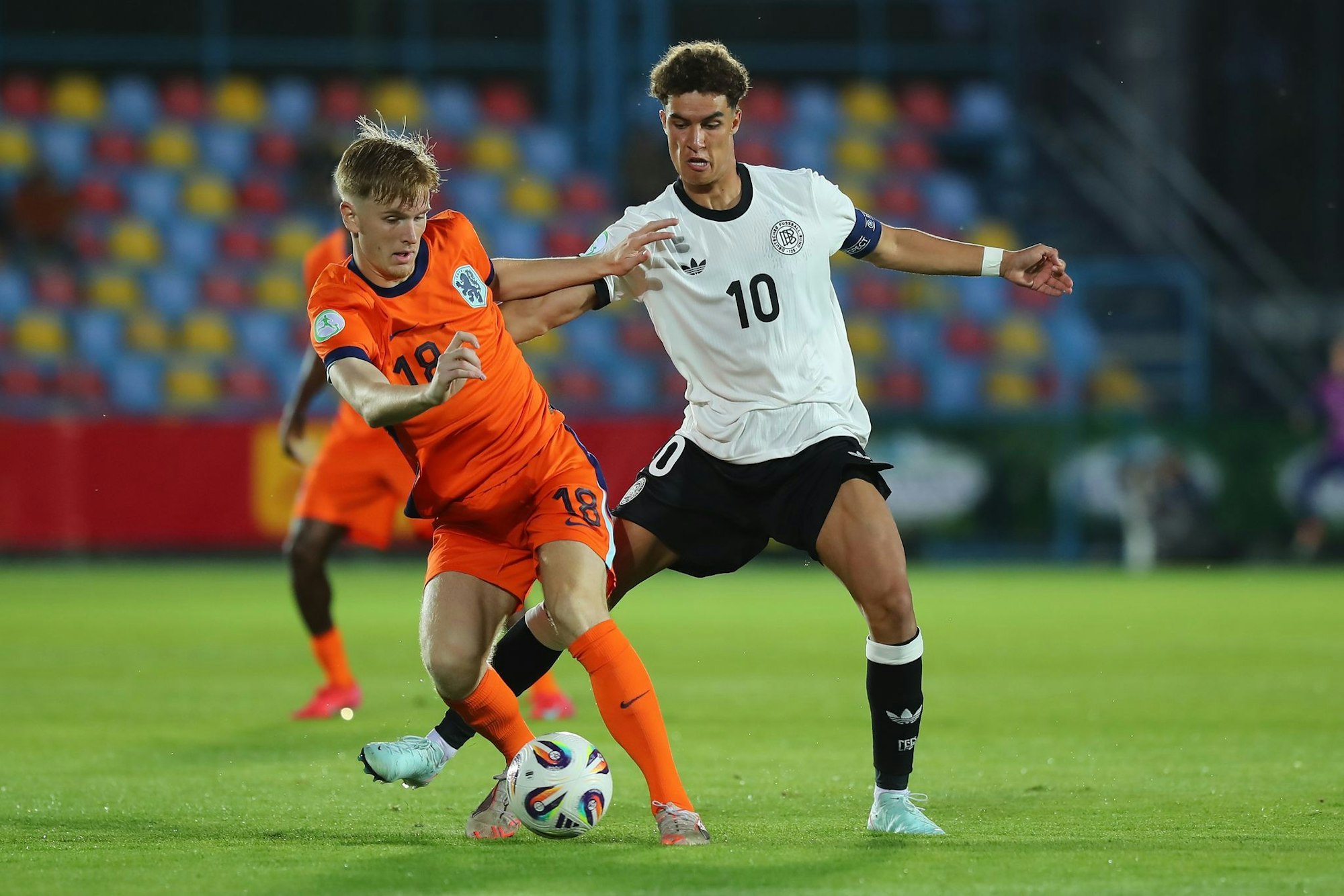 Noah Darvich (r) will beim VfB Stuttgart den Durchbruch im Profifußball schaffen.