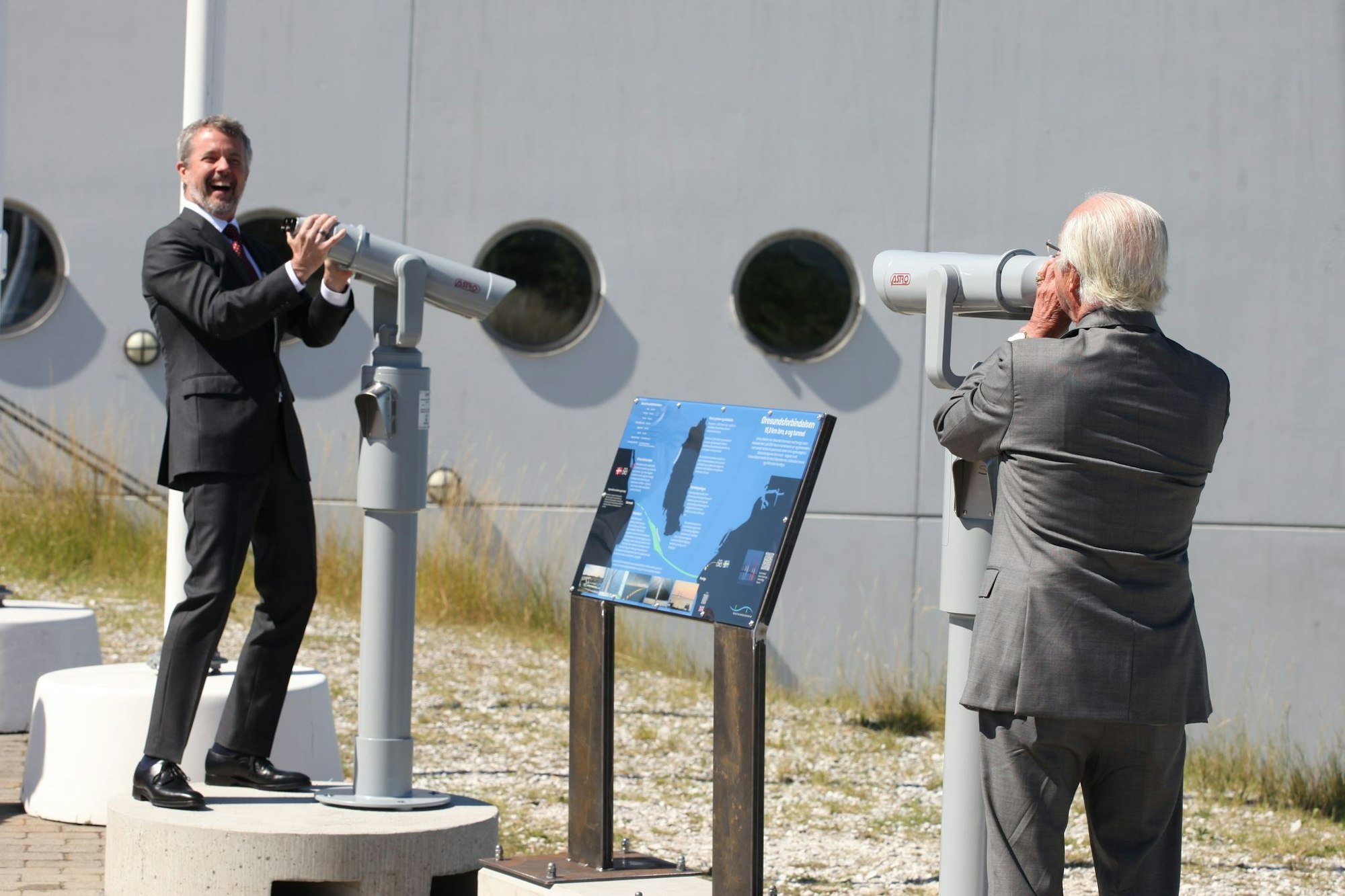 Gute Laune und Sonnenschein: Schwedens König Carl Gustaf (rechts) scherzt mit Dänemarks König Frederik.