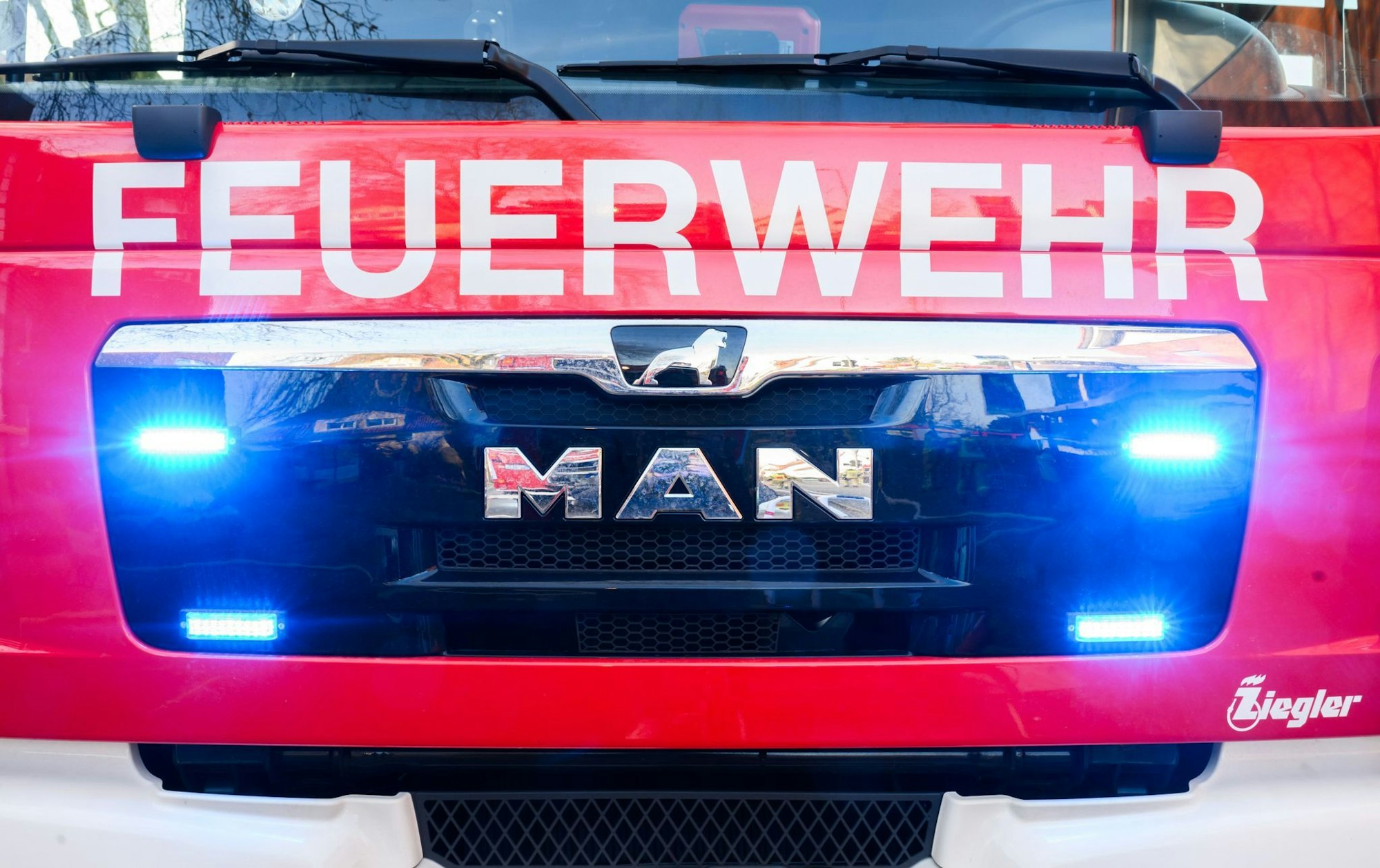 Nicht wegen eines Brandes, sondern wegen zu großer Hitze musste die Feuerwehr auf die A3 ausrücken (Symbolbild)