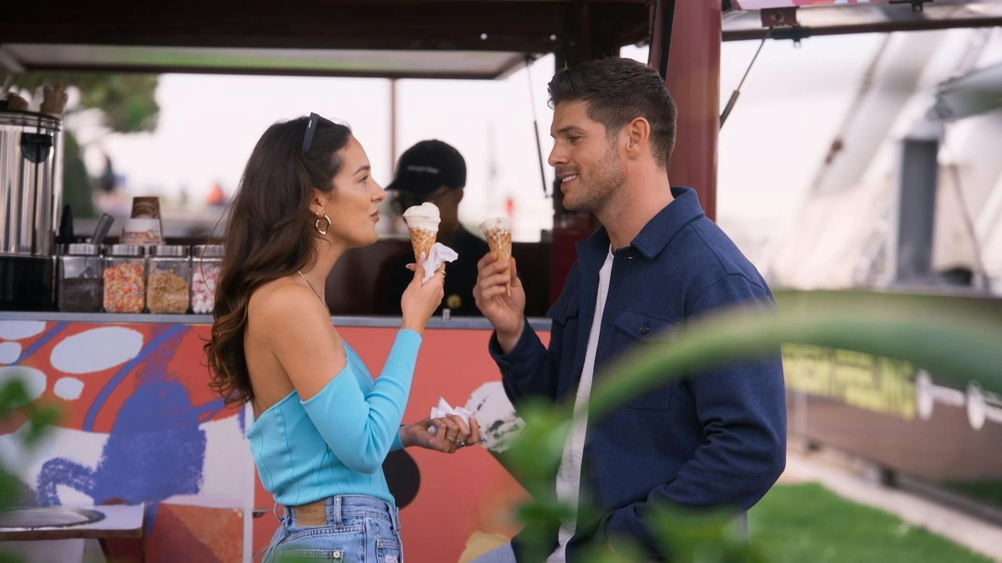 Martin Braun ist einer von zwei neuen „Bachelors“ der gleichnamigen RTL-Dating-Show. Hier schleckt er ein Eis mit einer Kandidatin.