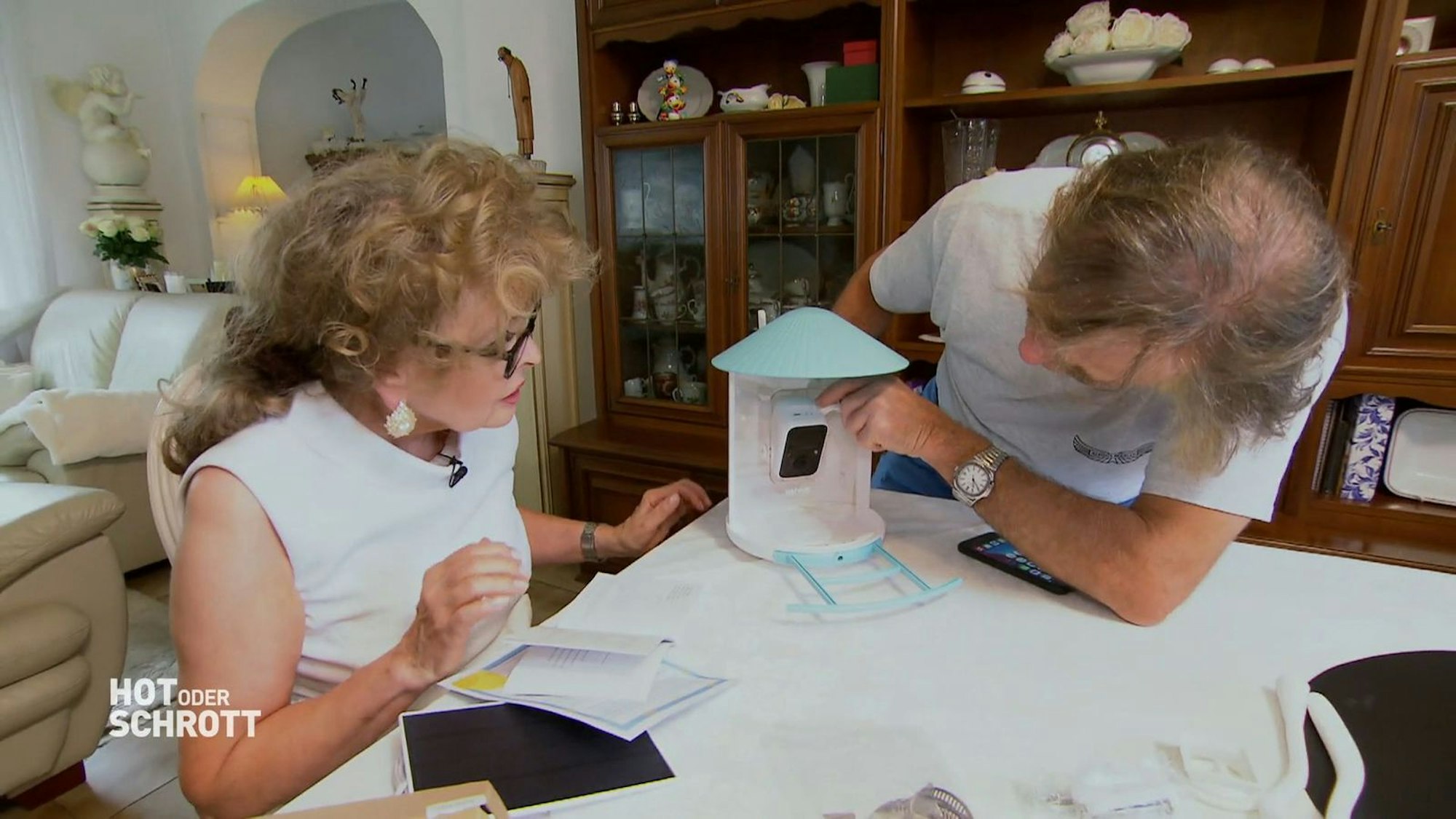 Sybille und Marian gefällt der „Birdfy Feeder“, aber nicht zu dem teuren Preis.
(Bild: RTL)