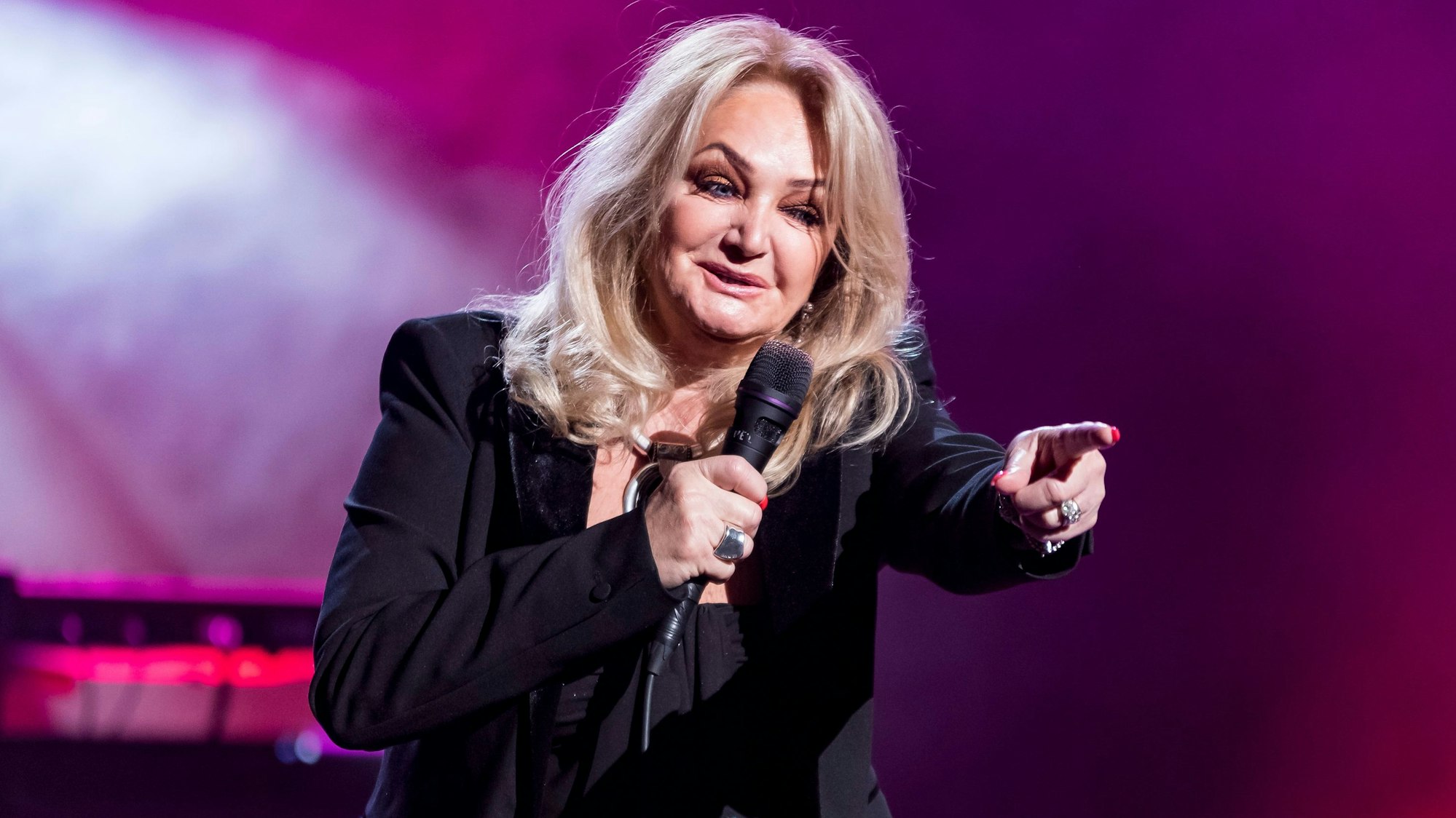 Bonnie Tyler bei einem Konzert.
