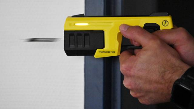 Den Gebrauch eines Tasers ist zu sehen, aus der Pistole ist eine Flugdynamik zu erkennen.