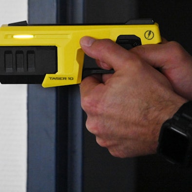 Den Gebrauch eines Tasers ist zu sehen, aus der Pistole ist eine Flugdynamik zu erkennen.