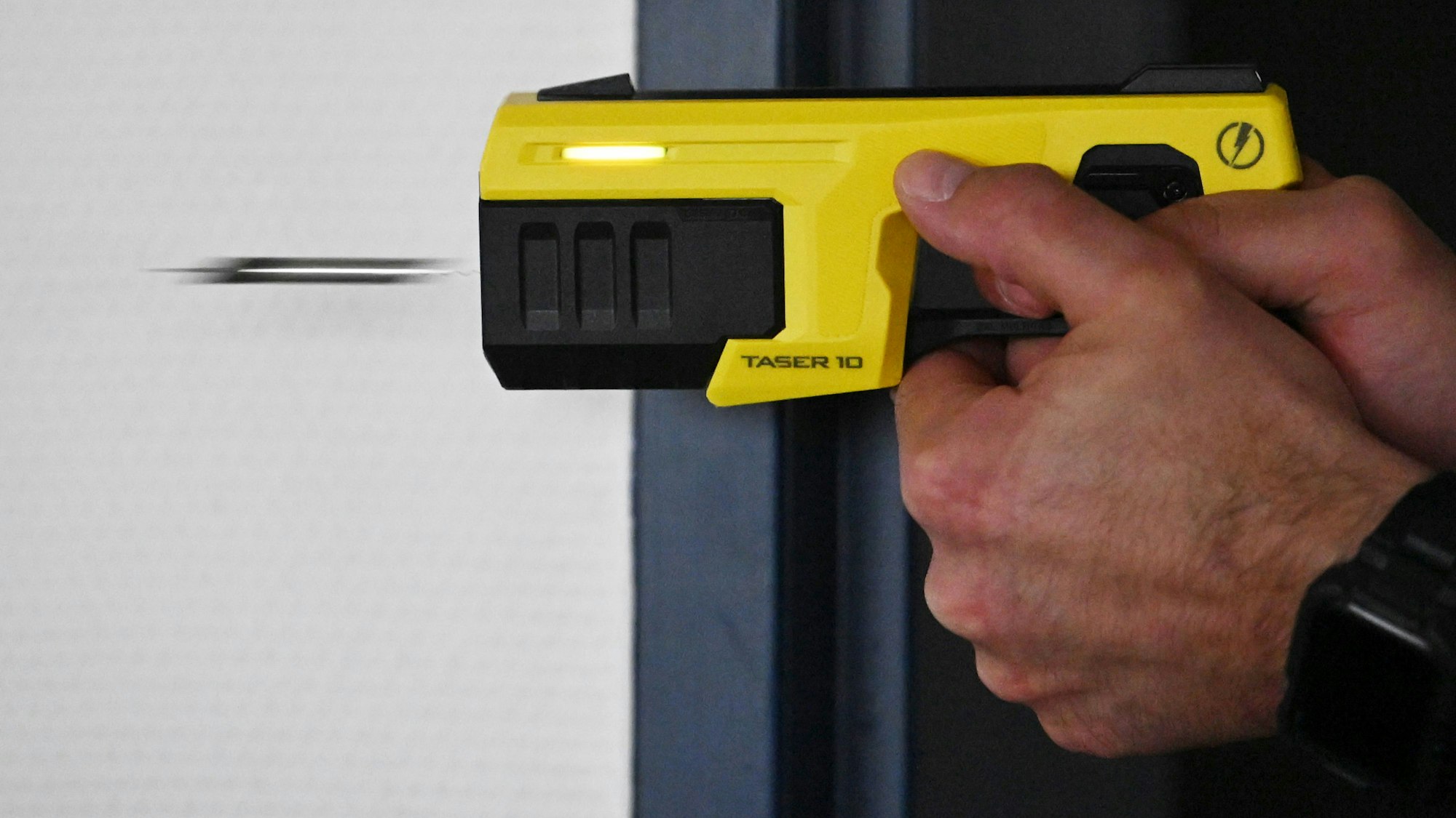 Den Gebrauch eines Tasers ist zu sehen, aus der Pistole ist eine Flugdynamik zu erkennen.