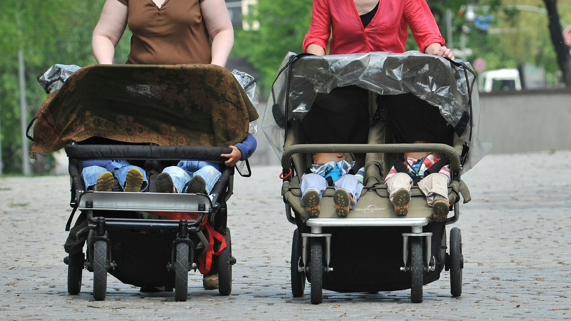 Zwillinge stellen Eltern vor besondere Herausforderungen, Familienpatinnen können sie stundenweise entlasten.