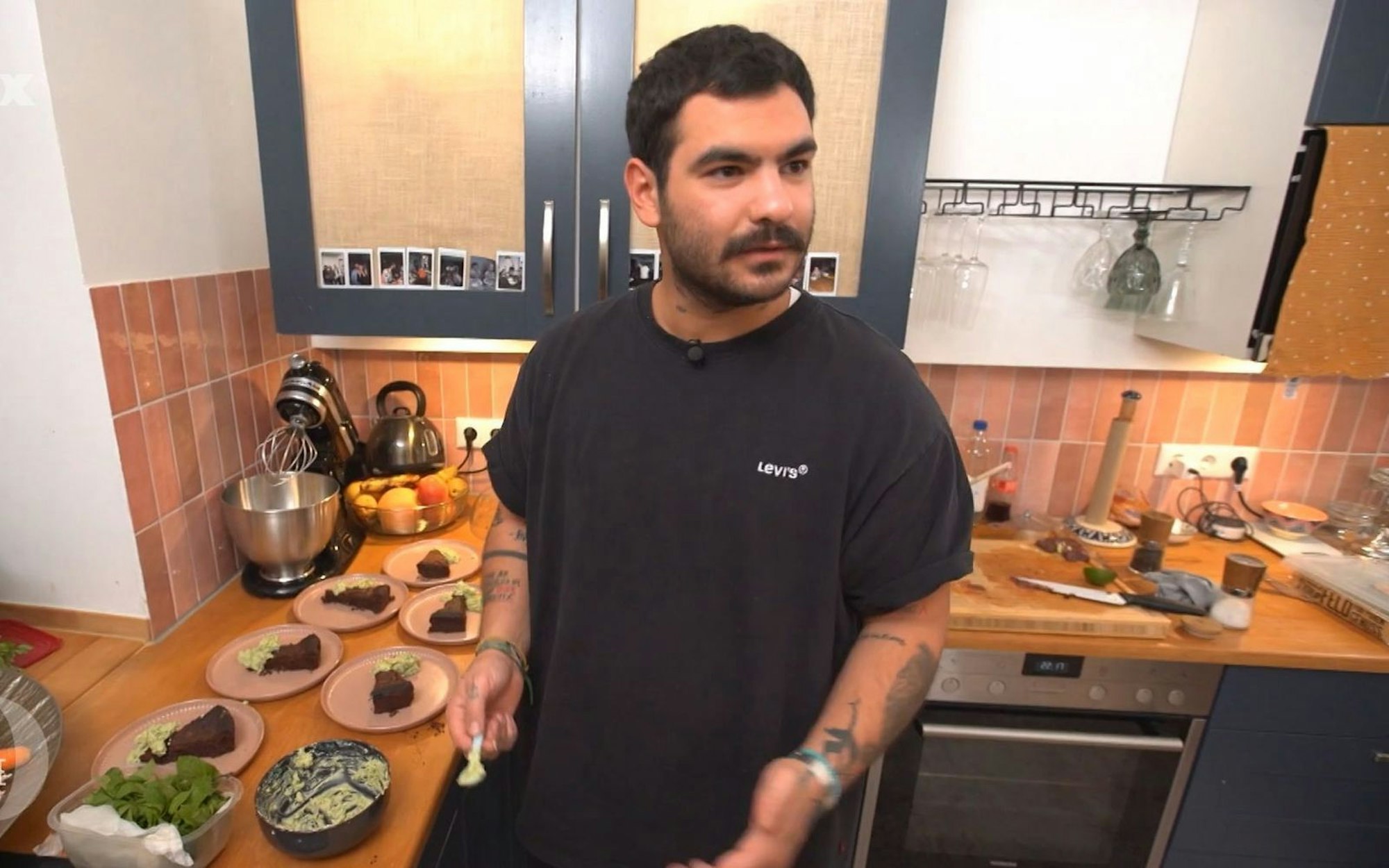 Beim Anrichten des Desserts beschließt Basar, die Pistaziencreme einfach auf den Schokokuchen zu klatschen.
(Bild: RTL)