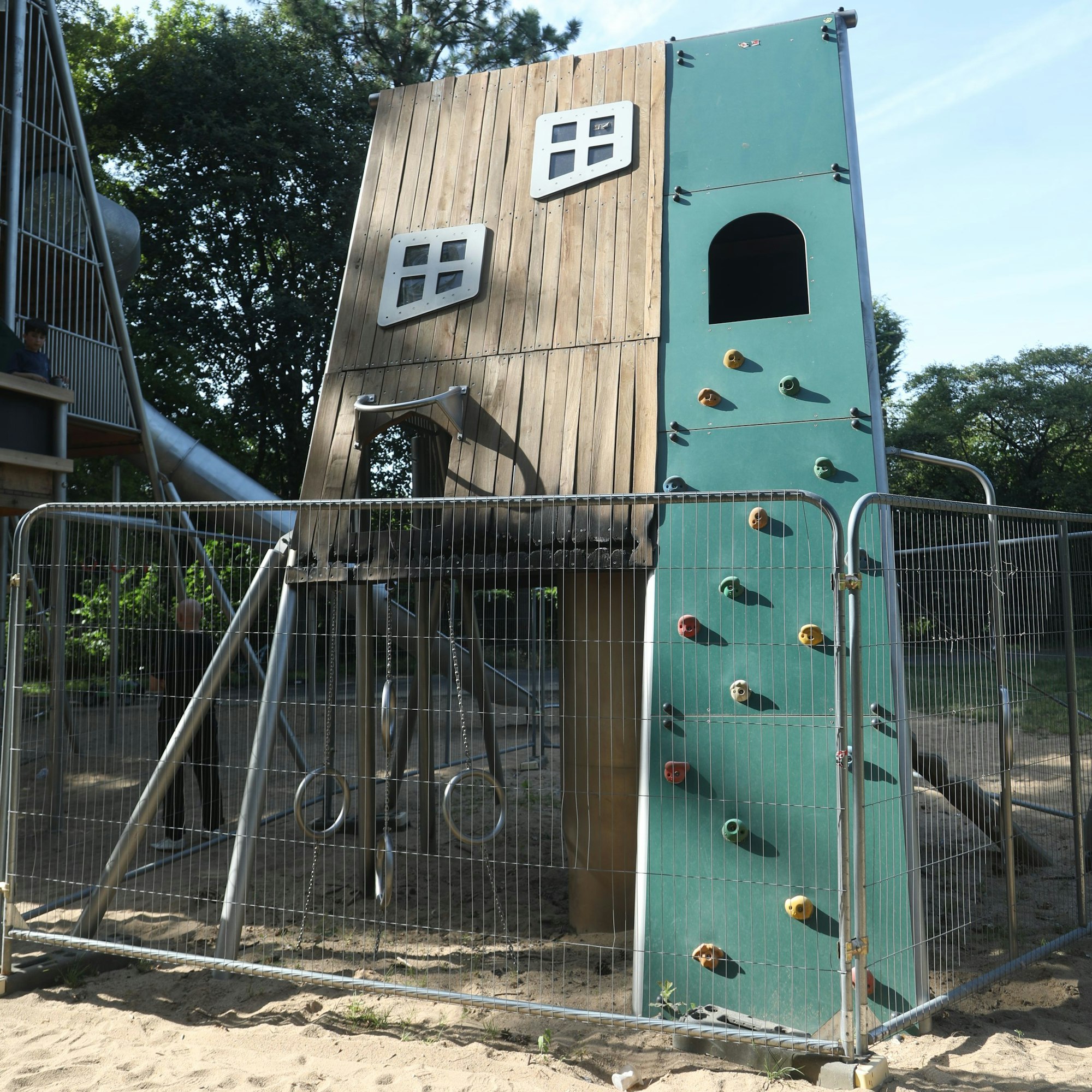 Ein Kletterturm auf einem Spielplatz in Dellbrück ist ausgebrannt.