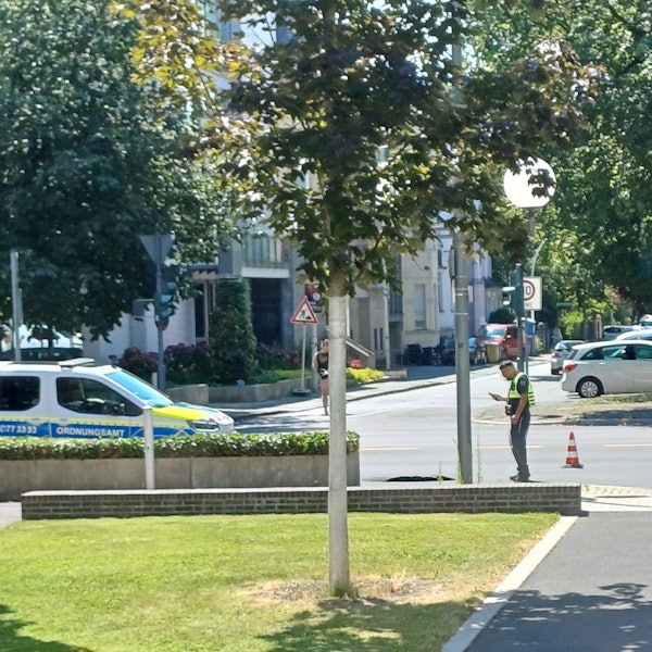 Mitarbeiter des Ordnungsamtes Bonn am Dienstagnachmittag an der Gefahrenstelle auf der Adenauerallee.