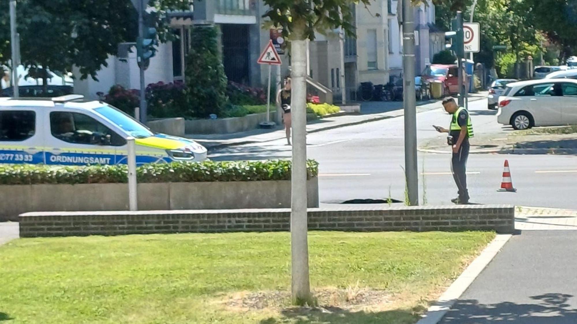 Mitarbeiter des Ordnungsamtes Bonn am Dienstagnachmittag an der Gefahrenstelle auf der Adenauerallee.