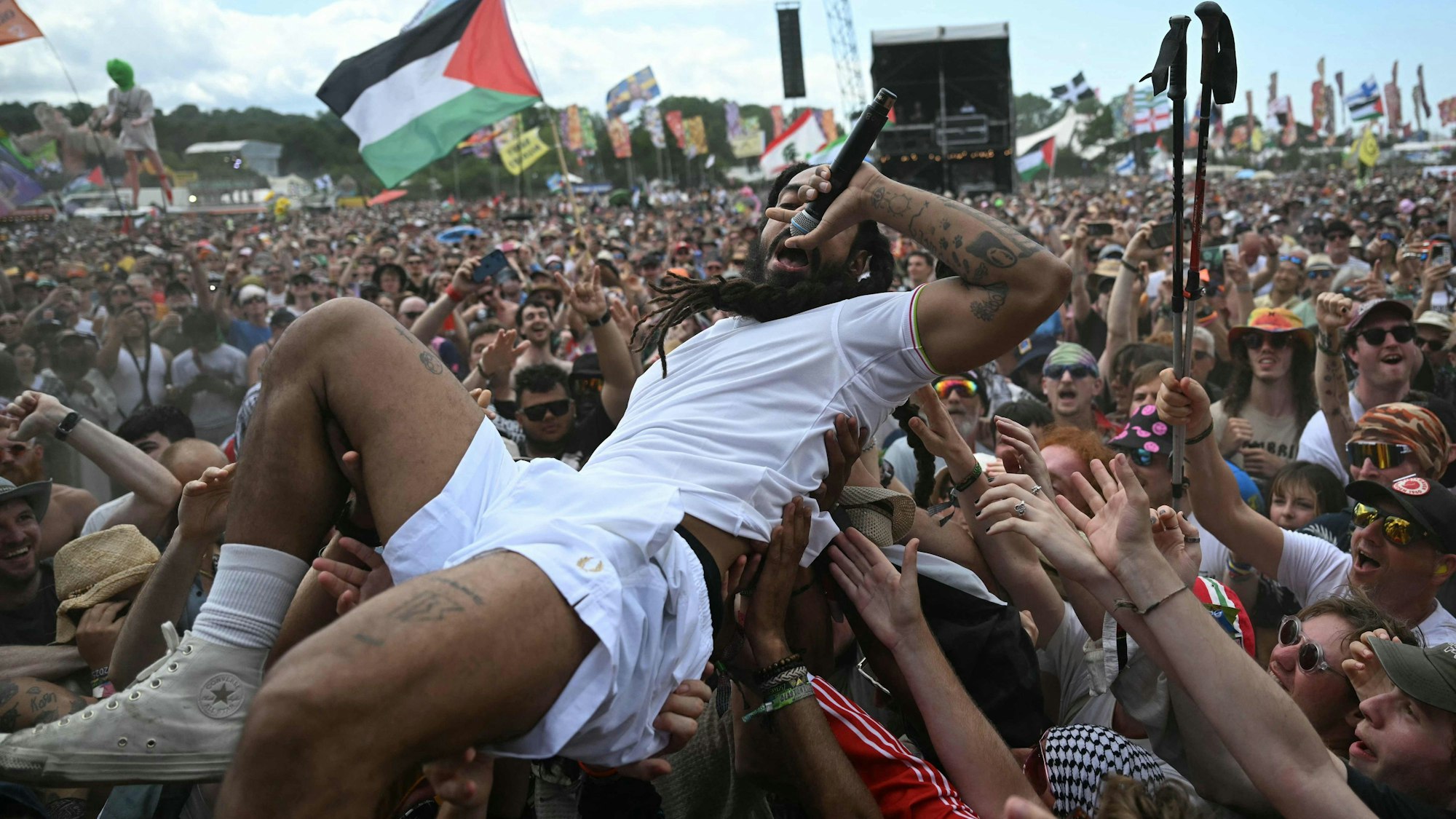 Bobby Vylan der Band Bob Vylan badet im Meer der Zuschauer. Während seines Auftritts forderte die Band sein Publikum auf, „Death, death to the IDF“ (Tod den israelischen Streitkräften) zu skandieren.