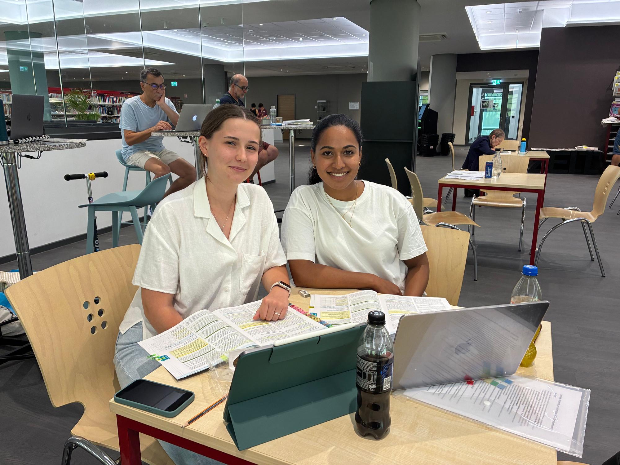 Hitzeflucht in die Bibliothek: Sina Hildebrand und Ananiga Ratnasingan studieren beide Medizin im vierten Semester an der Uni Köln.