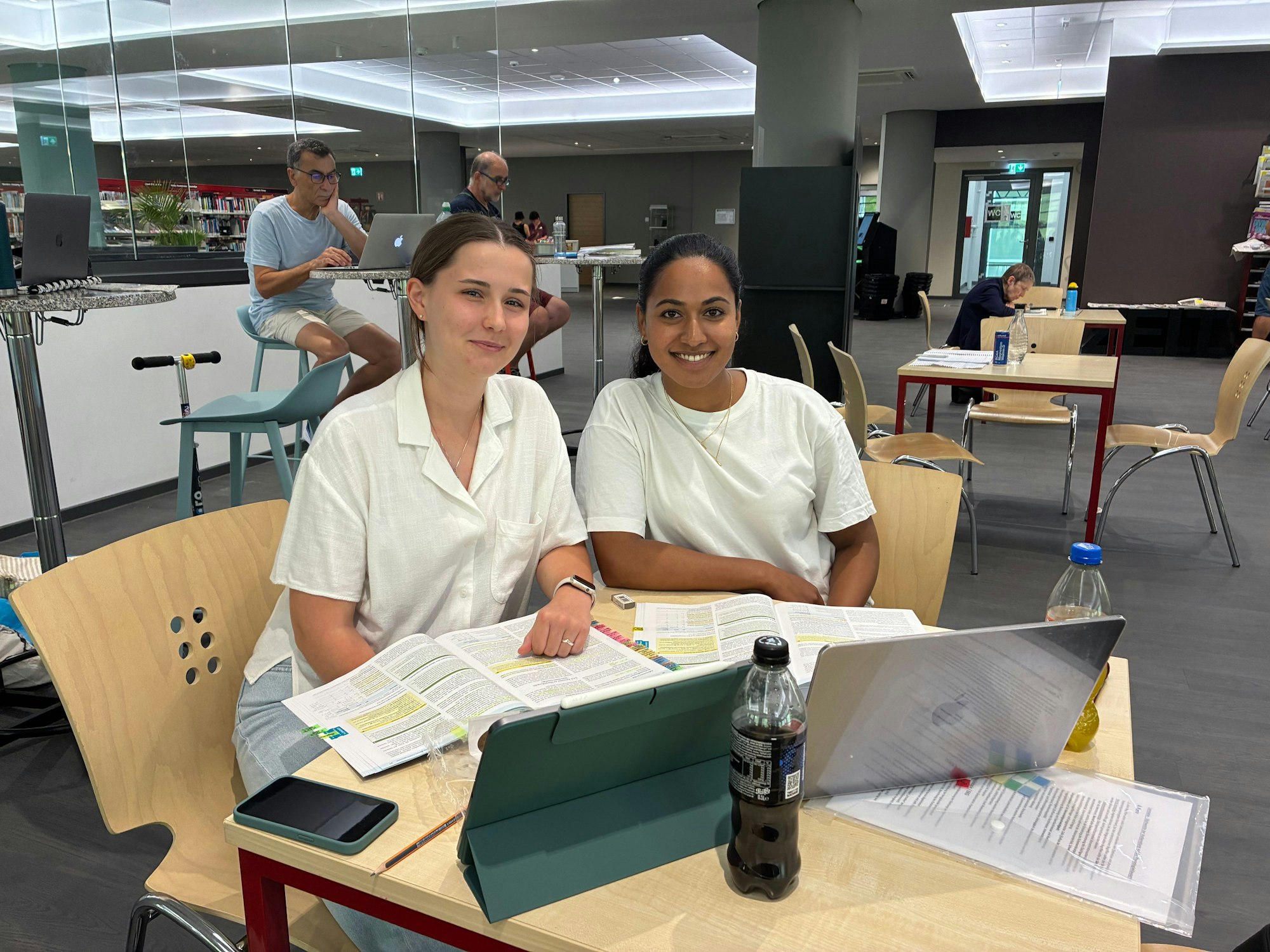 Hitzeflucht in die Bibliothek: Sina Hildebrand und Ananiga Ratnasingan studieren beide Medizin im vierten Semester an der Uni Köln.
