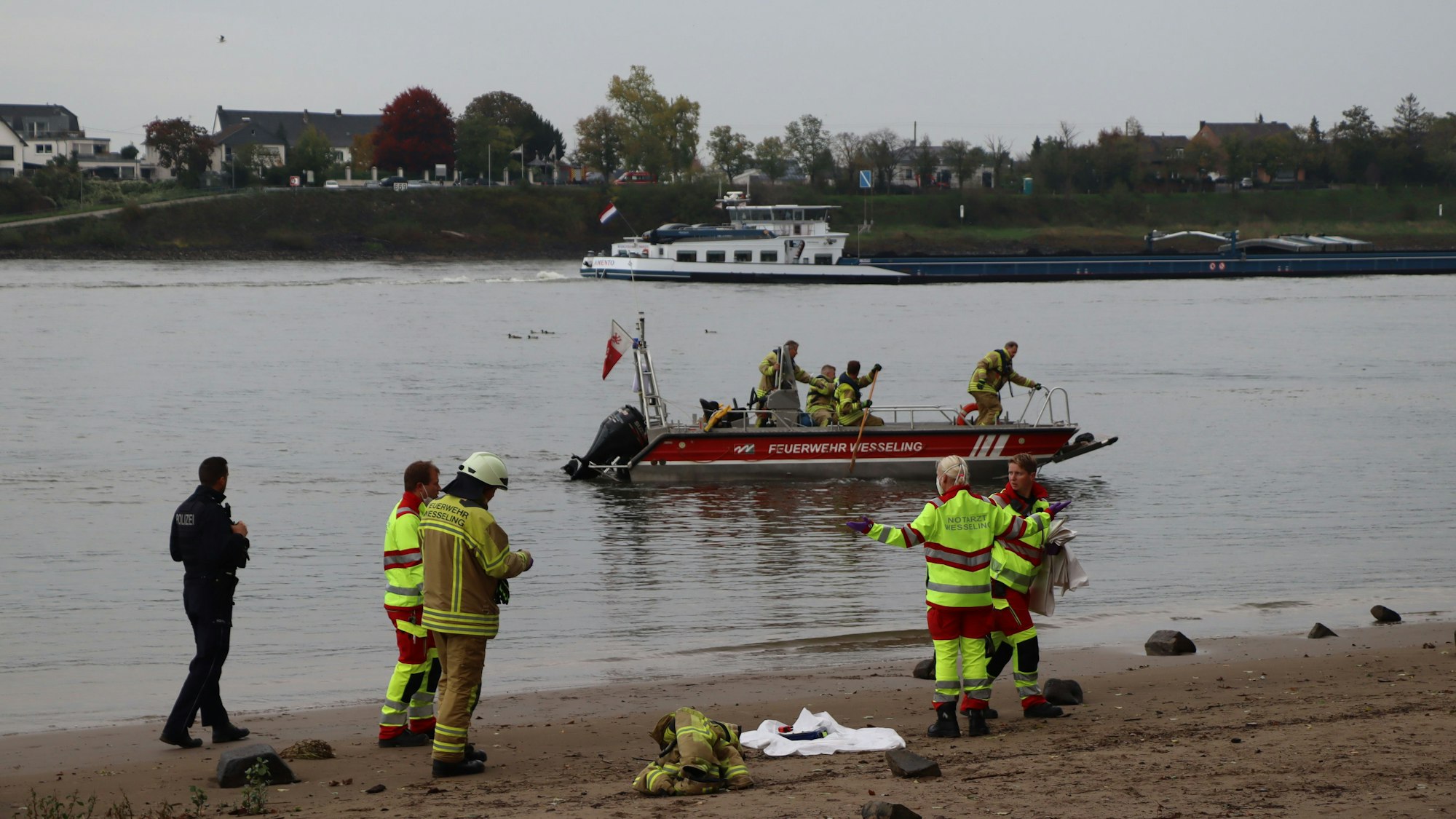 2022 suchten Feuerwehrleute aus Wesseling und Köln nach einem Mann, der im Rhein vermisst wurde.