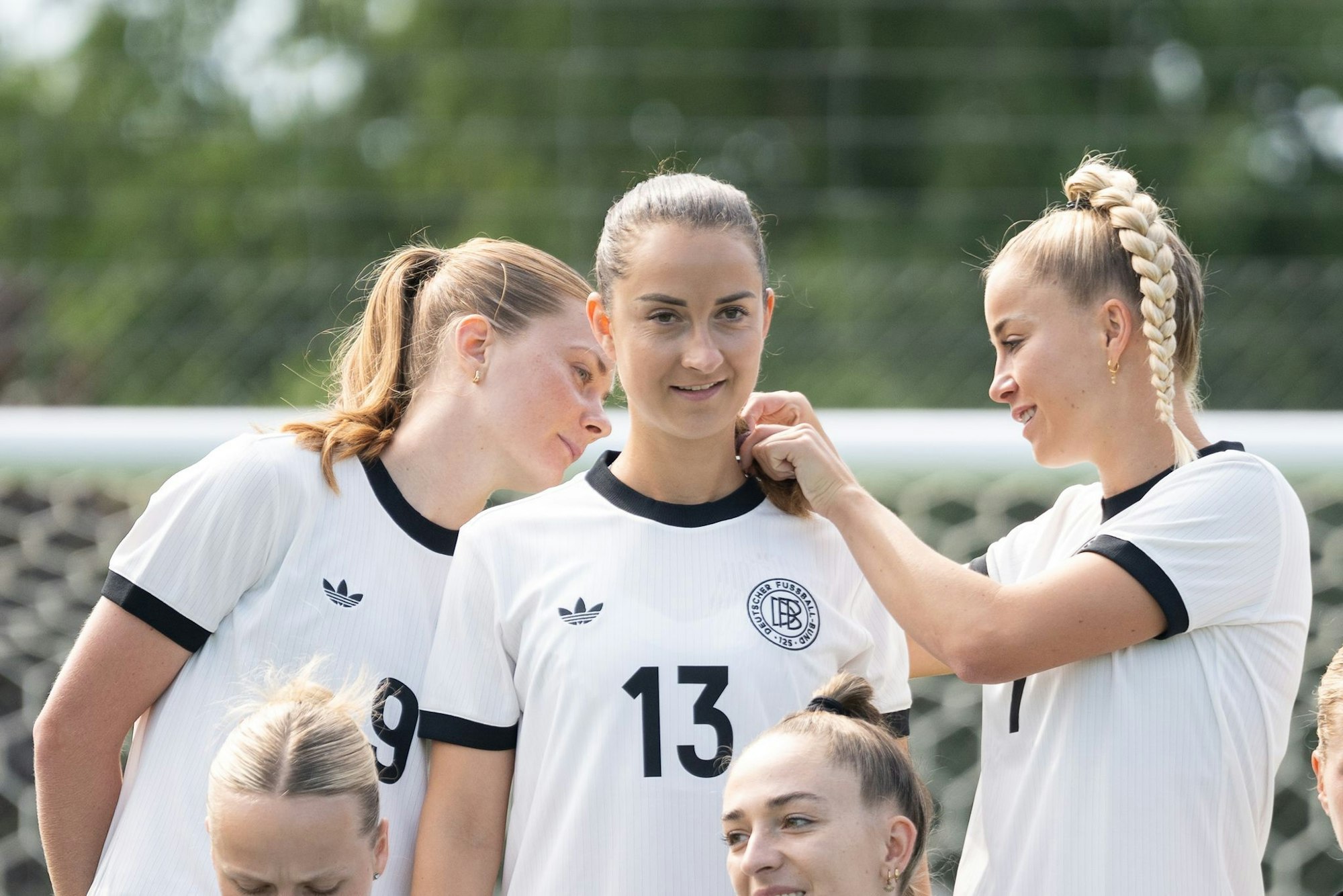 Kapitänin und Kümmerin: Giulia Gwinn (r).