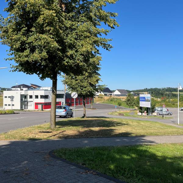 An dieser Stelle an der Gouvieuxstraße, also genau auf Höhe der Einmündung Maiglöckchenweg (kommt von links), soll der geplante Verkehrskreisel gebaut werden.