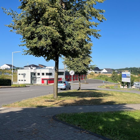 An dieser Stelle an der Gouvieuxstraße, also genau auf Höhe der Einmündung Maiglöckchenweg (kommt von links), soll der geplante Verkehrskreisel gebaut werden.