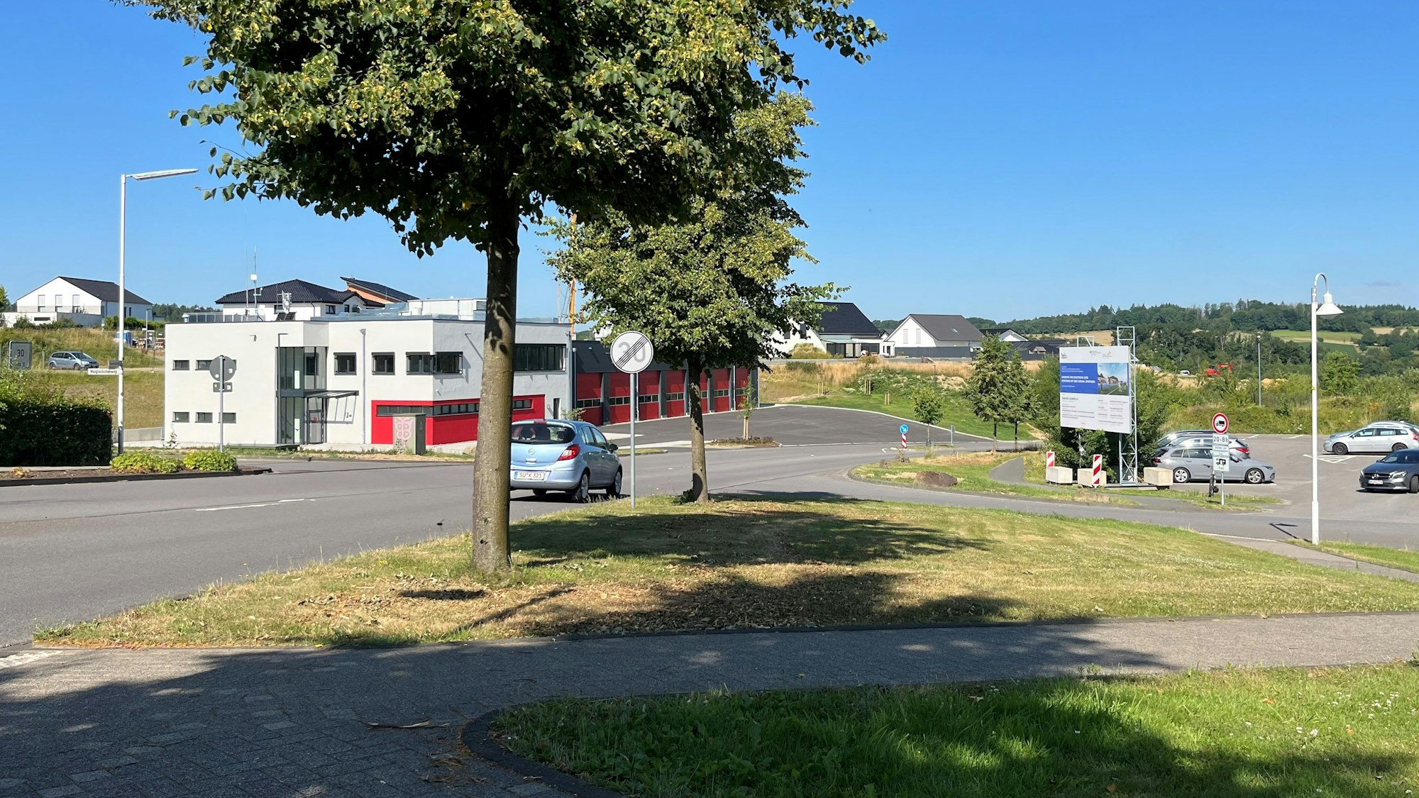 An dieser Stelle an der Gouvieuxstraße, also genau auf Höhe der Einmündung Maiglöckchenweg (kommt von links), soll der geplante Verkehrskreisel gebaut werden.