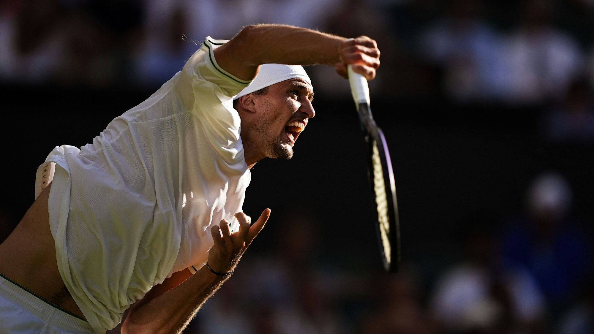 Tennisspieler Alexander Zverev in Aktion beim Aufschlag.
