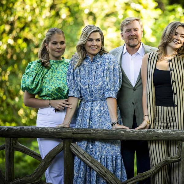 Prinzessin Amalia, Königin Máxima, König Willem-Alexander, Prinzessin Ariane und Prinzessin Alexia posieren während des traditionellen Fototermins der königlichen Familie im Garten des Palastes Huis ten Bosch in Den Haag.