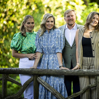 Prinzessin Amalia, Königin Máxima, König Willem-Alexander, Prinzessin Ariane und Prinzessin Alexia posieren während des traditionellen Fototermins der königlichen Familie im Garten des Palastes Huis ten Bosch in Den Haag.