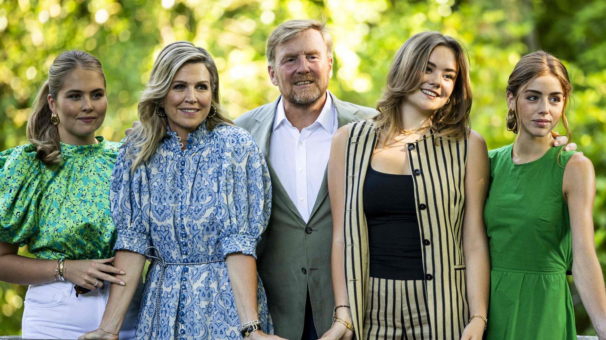 König Willem-Alexander, Königin Máxima sowie ihre Töchter Amalia, Alexia und Ariane während des traditionellen Fototermins der niederländischen Königsfamilie im Garten von Palast Huis ten Bosch in Den Haag.