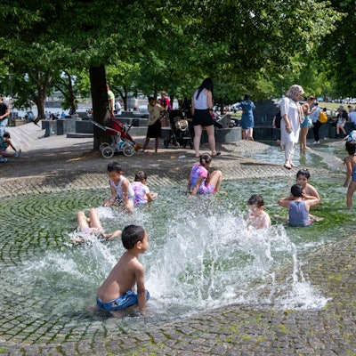 22.06.2025, Köln: Kinder planschen im Brunnen in der Altstadt. Der Sommer bringt bei sonnigem Wetter viel Hitze in die Stadt. Foto: Uwe Weiser
