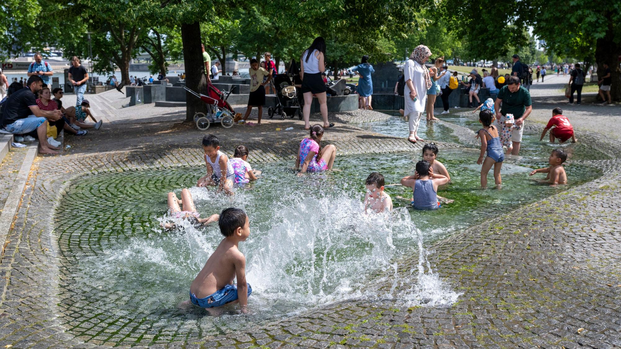 22.06.2025, Köln: Kinder planschen im Brunnen in der Altstadt. Der Sommer bringt bei sonnigem Wetter viel Hitze in die Stadt. Foto: Uwe Weiser