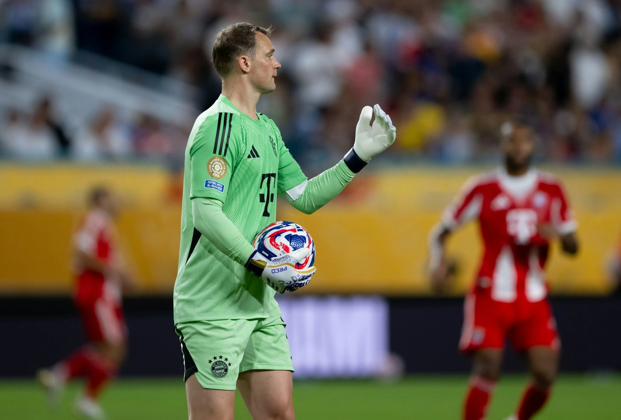 Torhüter wie Manuel Neuer dürfen den Ball acht Sekunden in der Hand halten.