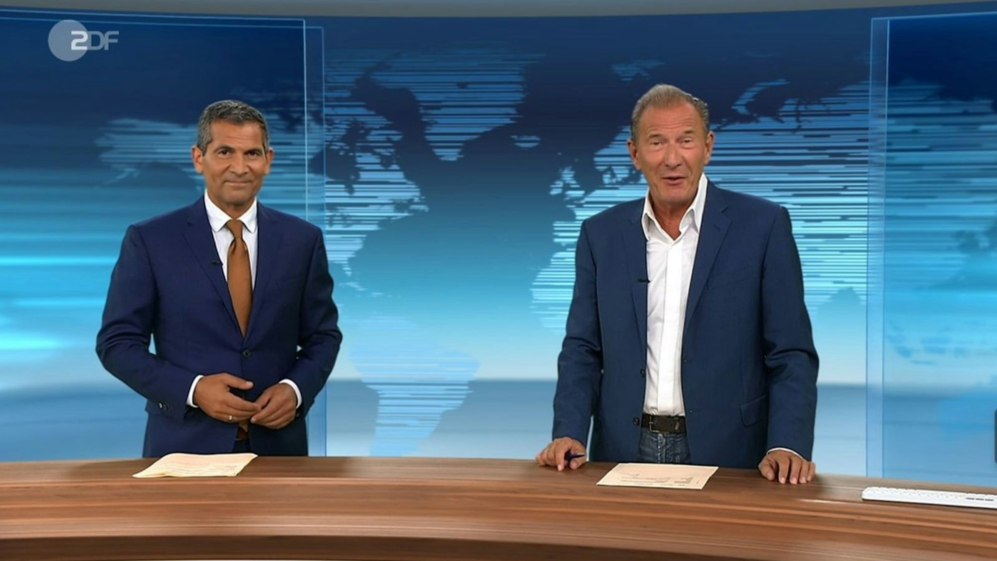 Die ZDF-Moderatoren Mitri Sirin (l.) und Norbert Lehmann in ihrer letzten gemeinsamen Sendung. Lehmann verabschiedet sich nach 40 Jahren in den Ruhestand. (Bild: ZDF)