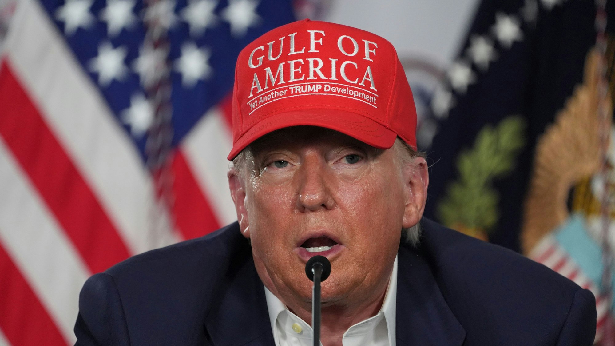 US-Präsident Donald Trump spricht während eines Rundtischgesprächs in ´Alligator Alcatraz», einer neuen Haftanstalt für Migranten in der Dade-Collier-Ausbildungs- und Übergangseinrichtung.