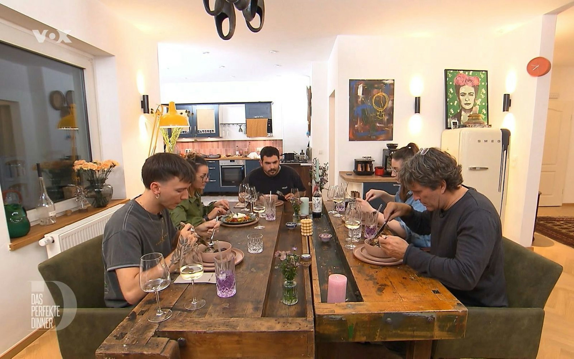 Die Fleischesser bekommen Teriyaki-Lachssteak auf Algensalat, die Vegetarierin Burrata auf Tomaten und Pesto. Von links: Dennis, Esther, Gastgeber Basar, Eva und Ansgar.
(Bild: RTL)